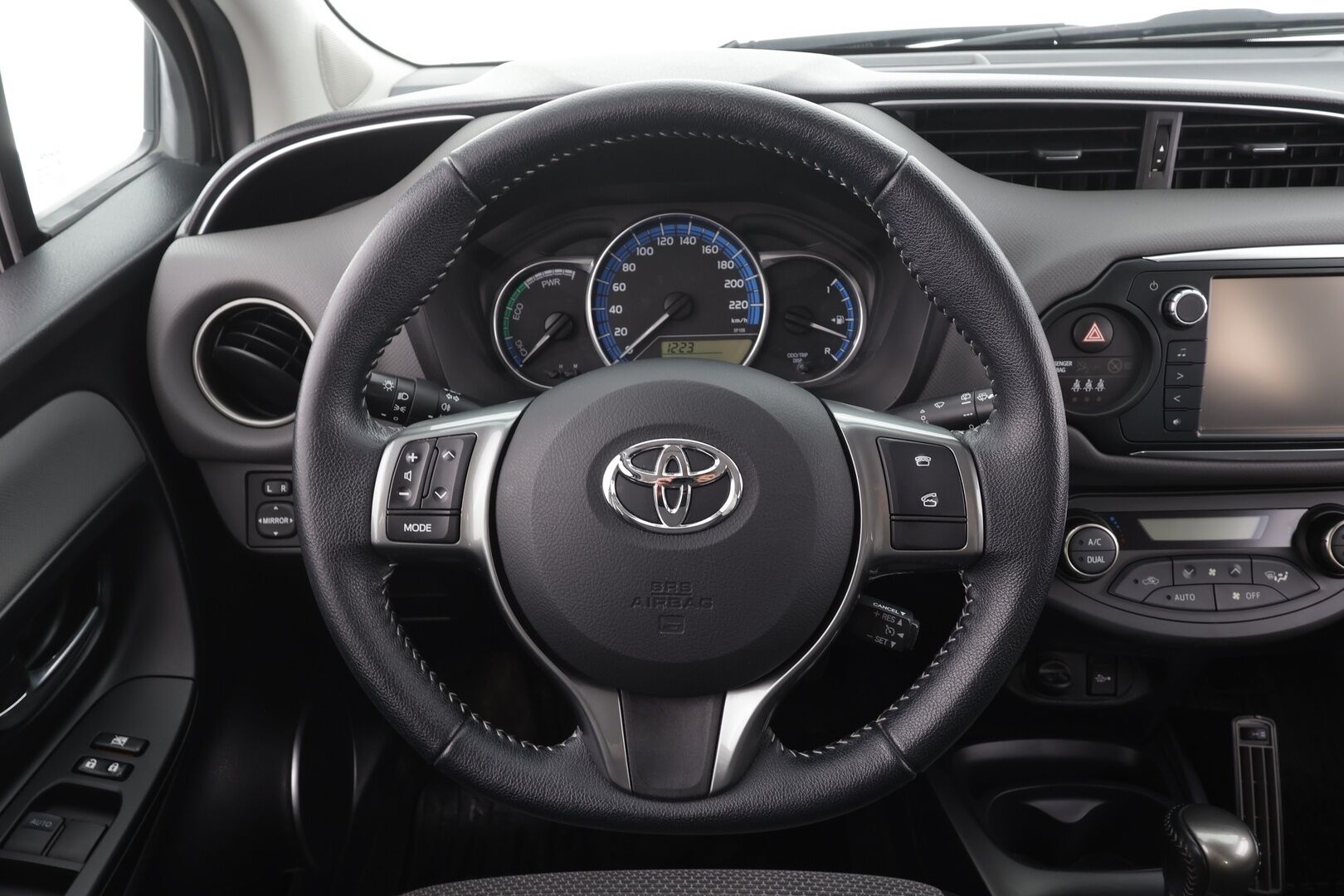 Toyota Yaris 2016 1,5 Hybrid Active Edition * Sisätilanlämmitin / Vakkari / P.Kamera / Navi / Bluetooth * - Suomi-auto / Merkkihuollot - HULLUT AVAJAISHULINAT KORKOTARJOUS 3,29 %