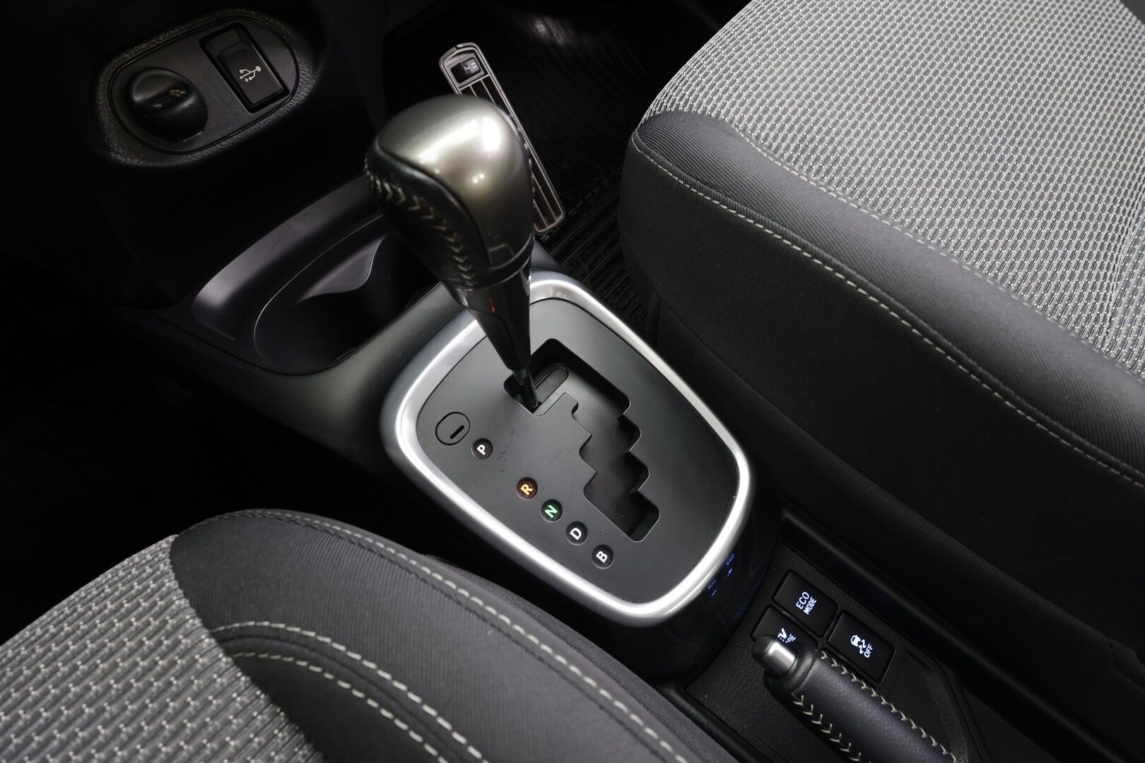 Toyota Yaris 2016 1,5 Hybrid Active Edition * Sisätilanlämmitin / Vakkari / P.Kamera / Navi / Bluetooth * - Suomi-auto / Merkkihuollot - HULLUT AVAJAISHULINAT KORKOTARJOUS 3,29 %