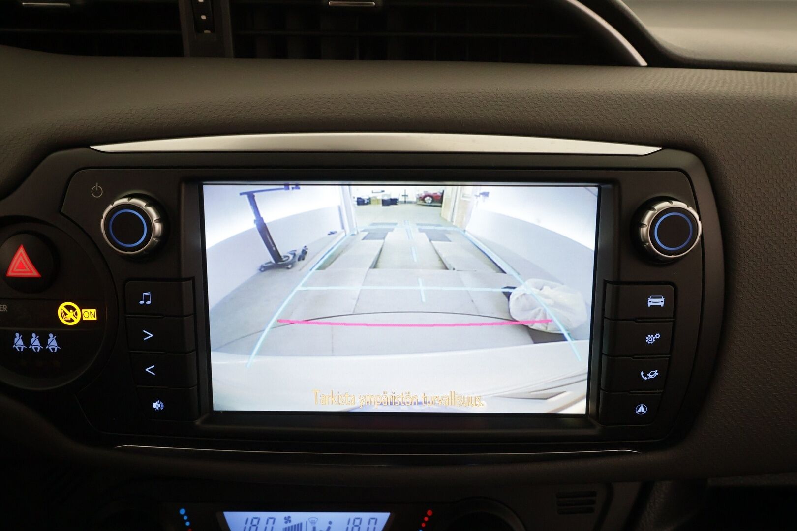 Toyota Yaris 2016 1,5 Hybrid Active Edition * Sisätilanlämmitin / Vakkari / P.Kamera / Navi / Bluetooth * - Suomi-auto / Merkkihuollot - HULLUT AVAJAISHULINAT KORKOTARJOUS 3,29 %