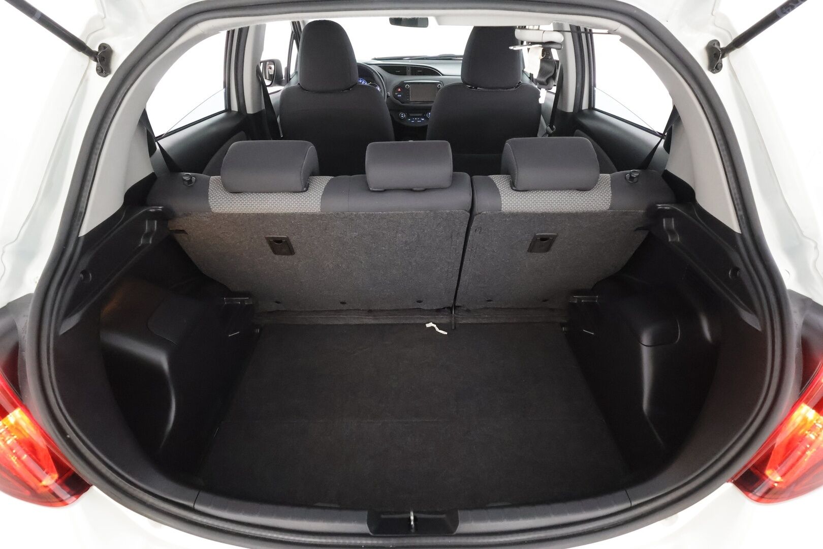 Toyota Yaris 2016 1,5 Hybrid Active Edition * Sisätilanlämmitin / Vakkari / P.Kamera / Navi / Bluetooth * - Suomi-auto / Merkkihuollot - HULLUT AVAJAISHULINAT KORKOTARJOUS 3,29 %