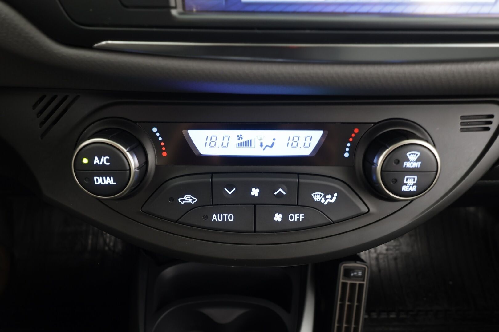 Toyota Yaris 2016 1,5 Hybrid Active Edition * Sisätilanlämmitin / Vakkari / P.Kamera / Navi / Bluetooth * - Suomi-auto / Merkkihuollot - HULLUT AVAJAISHULINAT KORKOTARJOUS 3,29 %