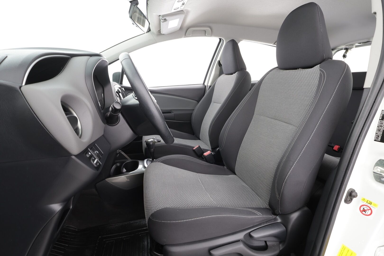 Toyota Yaris 2016 1,5 Hybrid Active Edition * Sisätilanlämmitin / Vakkari / P.Kamera / Navi / Bluetooth * - Suomi-auto / Merkkihuollot - HULLUT AVAJAISHULINAT KORKOTARJOUS 3,29 %