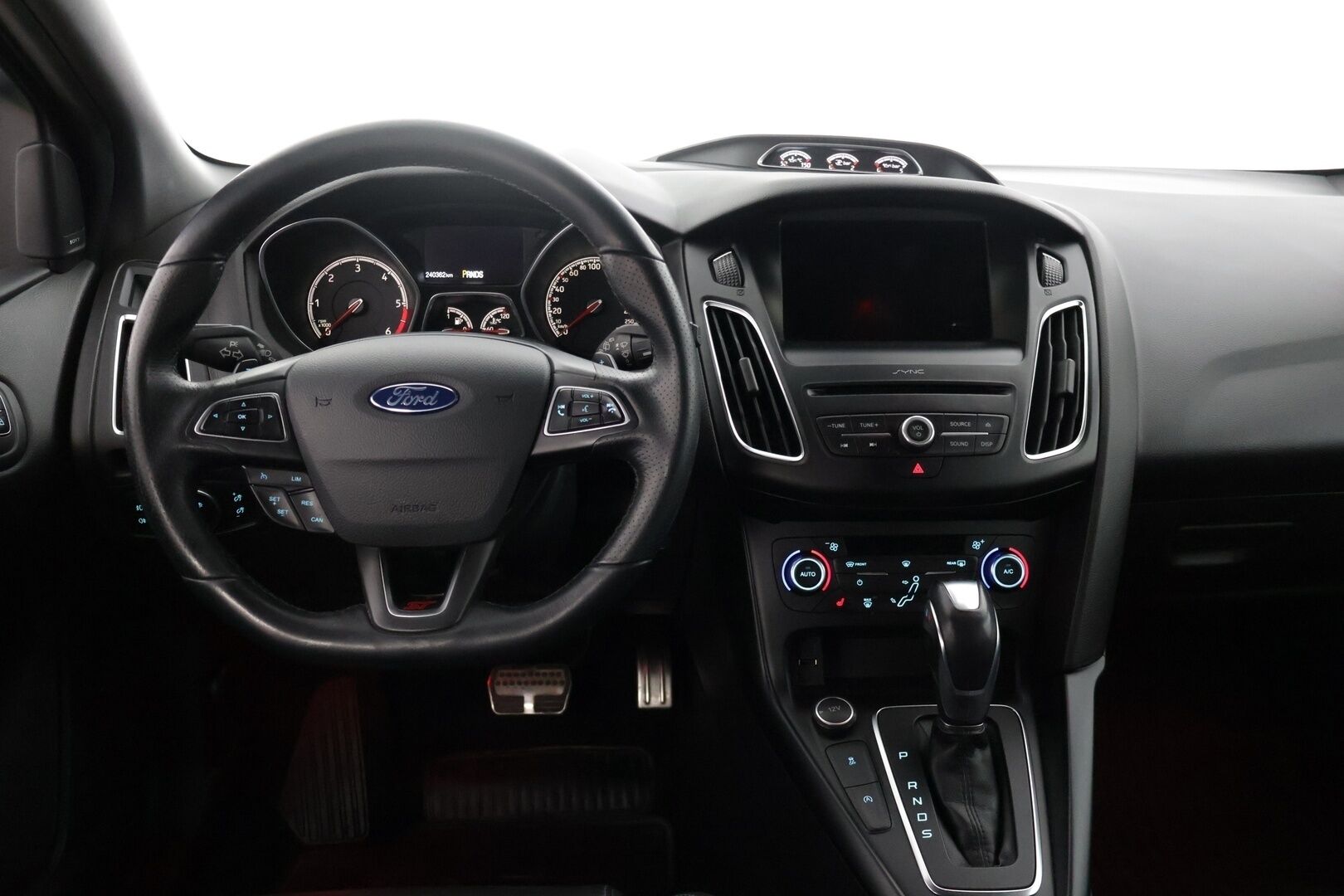 Ford Focus 2016 ST 2,0 TDCi 185 hv start/stop PowerShift A6 ST Wagon - | Recaro-penkit | Webasto | Lämm. tuulilasi | Avaimeton kulku ja -käynnistys | Tutkat | Navi |