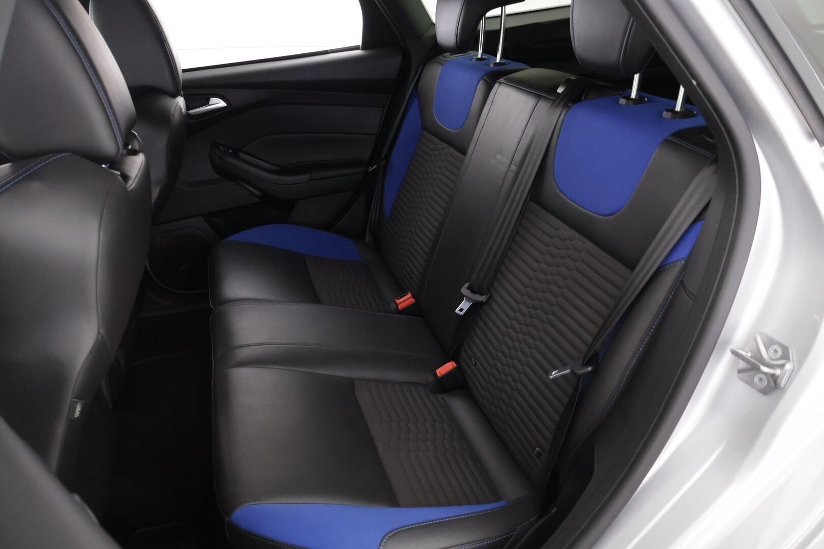 Ford Focus 2016 ST 2,0 TDCi 185 hv start/stop PowerShift A6 ST Wagon - | Recaro-penkit | Webasto | Lämm. tuulilasi | Avaimeton kulku ja -käynnistys | Tutkat | Navi |