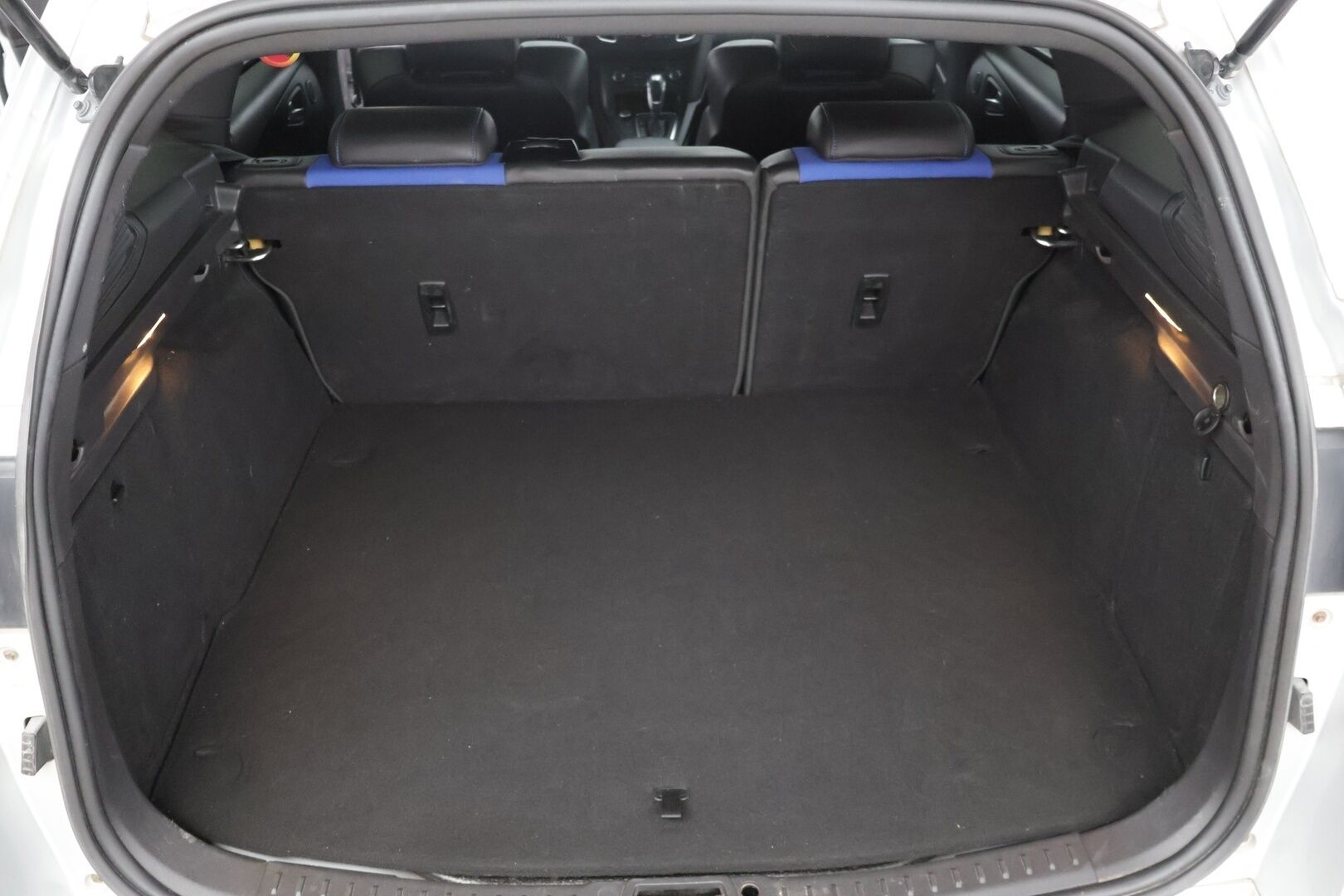 Ford Focus 2016 ST 2,0 TDCi 185 hv start/stop PowerShift A6 ST Wagon - | Recaro-penkit | Webasto | Lämm. tuulilasi | Avaimeton kulku ja -käynnistys | Tutkat | Navi |