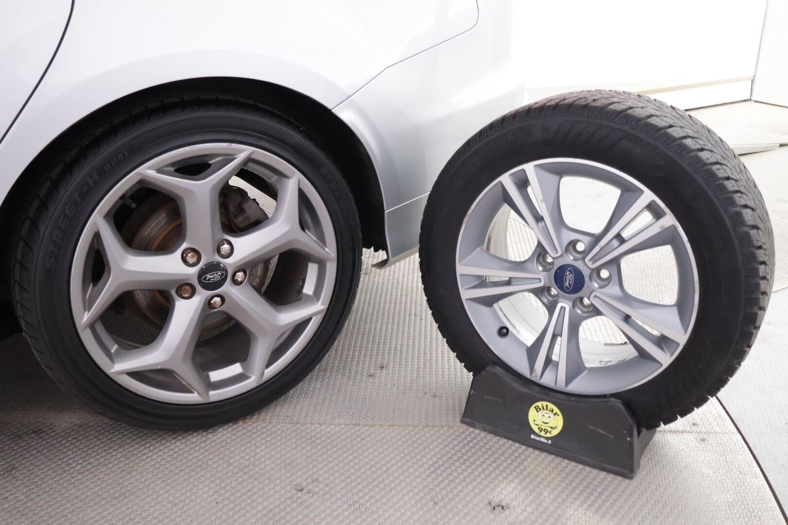Ford Focus 2016 ST 2,0 TDCi 185 hv start/stop PowerShift A6 ST Wagon - | Recaro-penkit | Webasto | Lämm. tuulilasi | Avaimeton kulku ja -käynnistys | Tutkat | Navi |