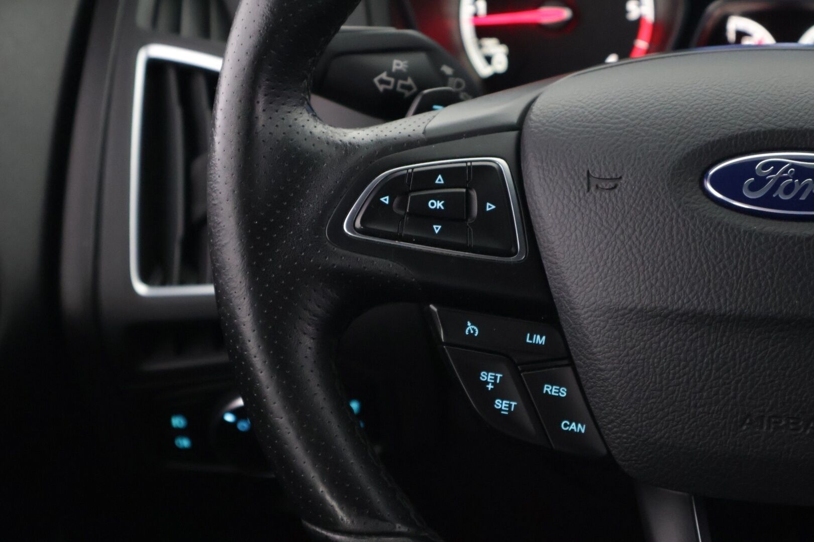 Ford Focus 2016 ST 2,0 TDCi 185 hv start/stop PowerShift A6 ST Wagon - | Recaro-penkit | Webasto | Lämm. tuulilasi | Avaimeton kulku ja -käynnistys | Tutkat | Navi |