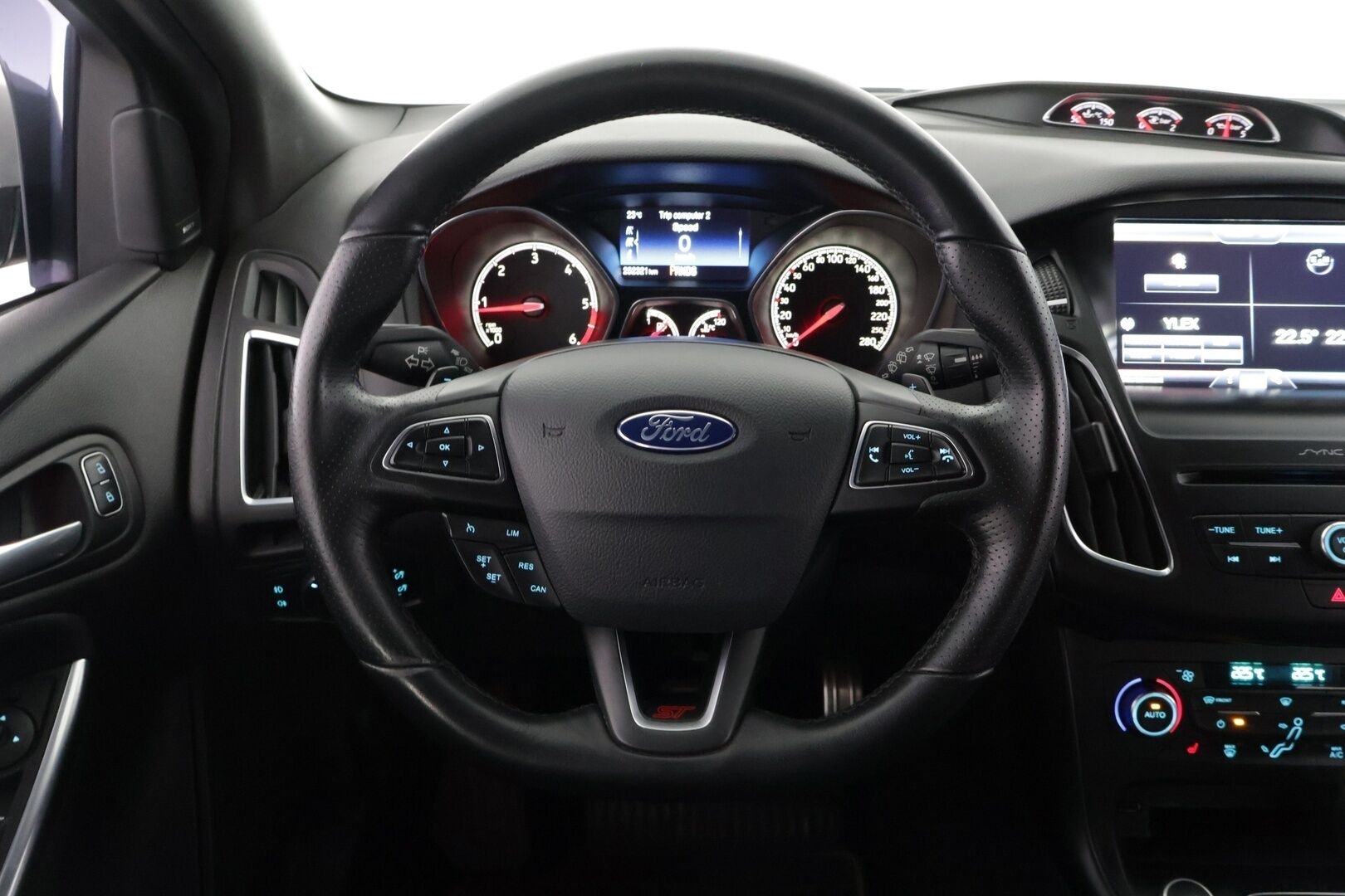 Ford Focus 2016 ST 2,0 TDCi 185 hv start/stop PowerShift A6 ST Wagon - | Recaro-penkit | Webasto | Lämm. tuulilasi | Avaimeton kulku ja -käynnistys | Tutkat | Navi |