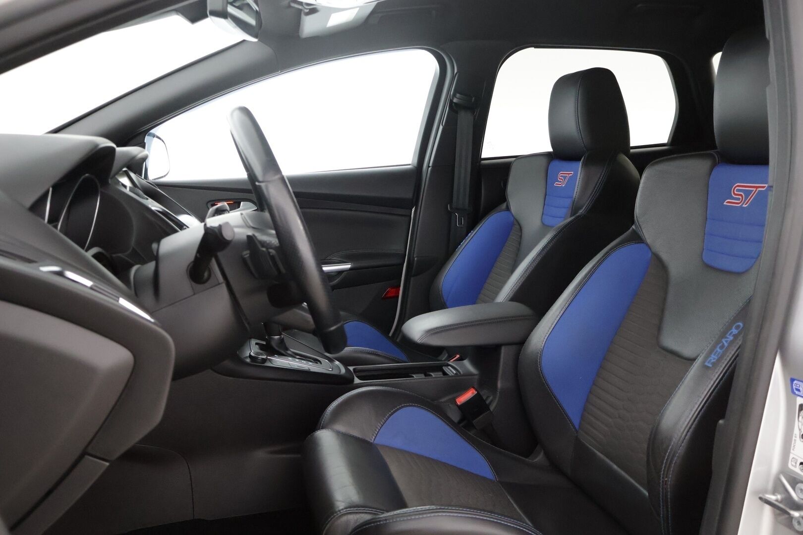 Ford Focus 2016 ST 2,0 TDCi 185 hv start/stop PowerShift A6 ST Wagon - | Recaro-penkit | Webasto | Lämm. tuulilasi | Avaimeton kulku ja -käynnistys | Tutkat | Navi |