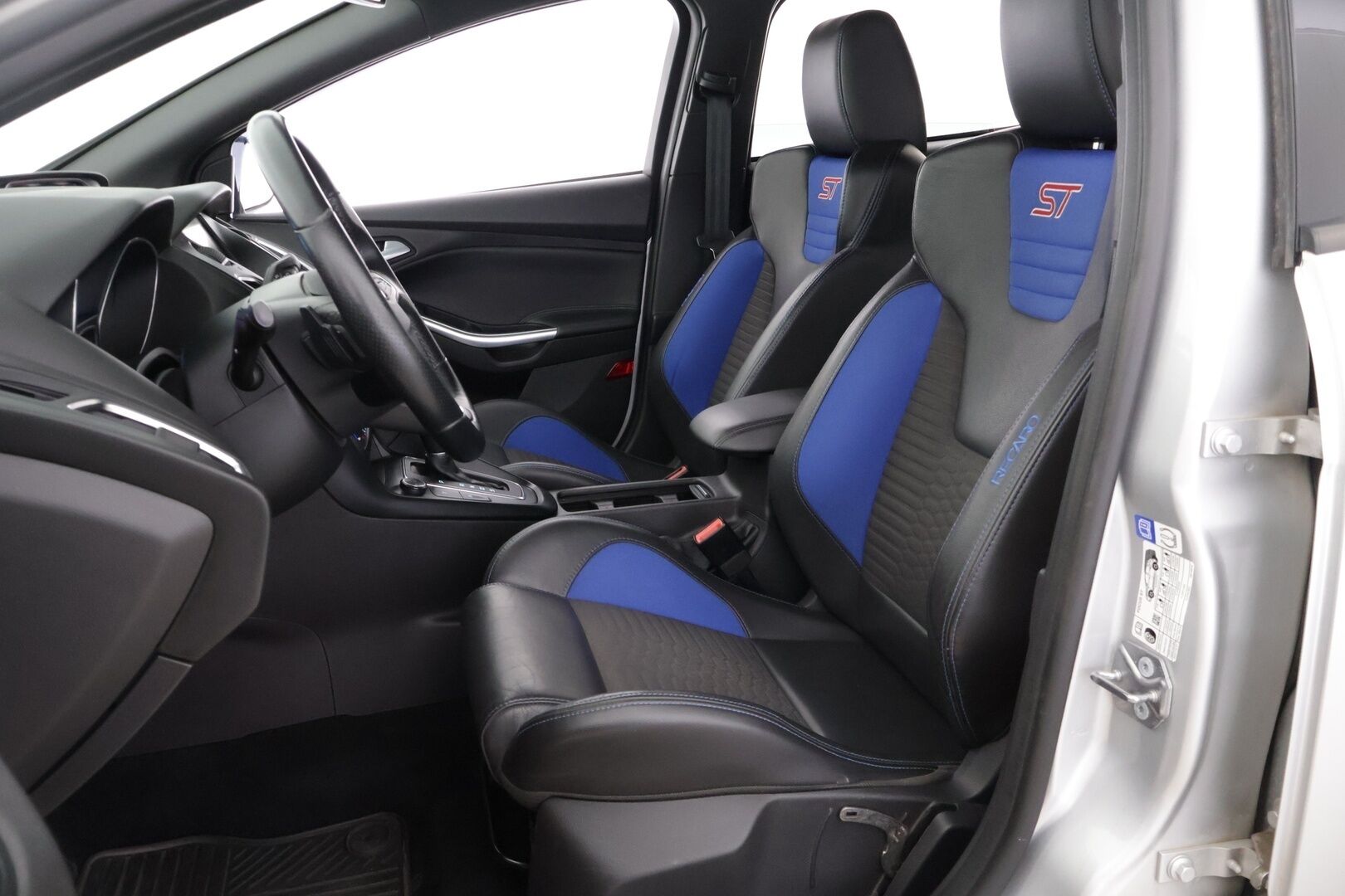 Ford Focus 2016 ST 2,0 TDCi 185 hv start/stop PowerShift A6 ST Wagon - | Recaro-penkit | Webasto | Lämm. tuulilasi | Avaimeton kulku ja -käynnistys | Tutkat | Navi |