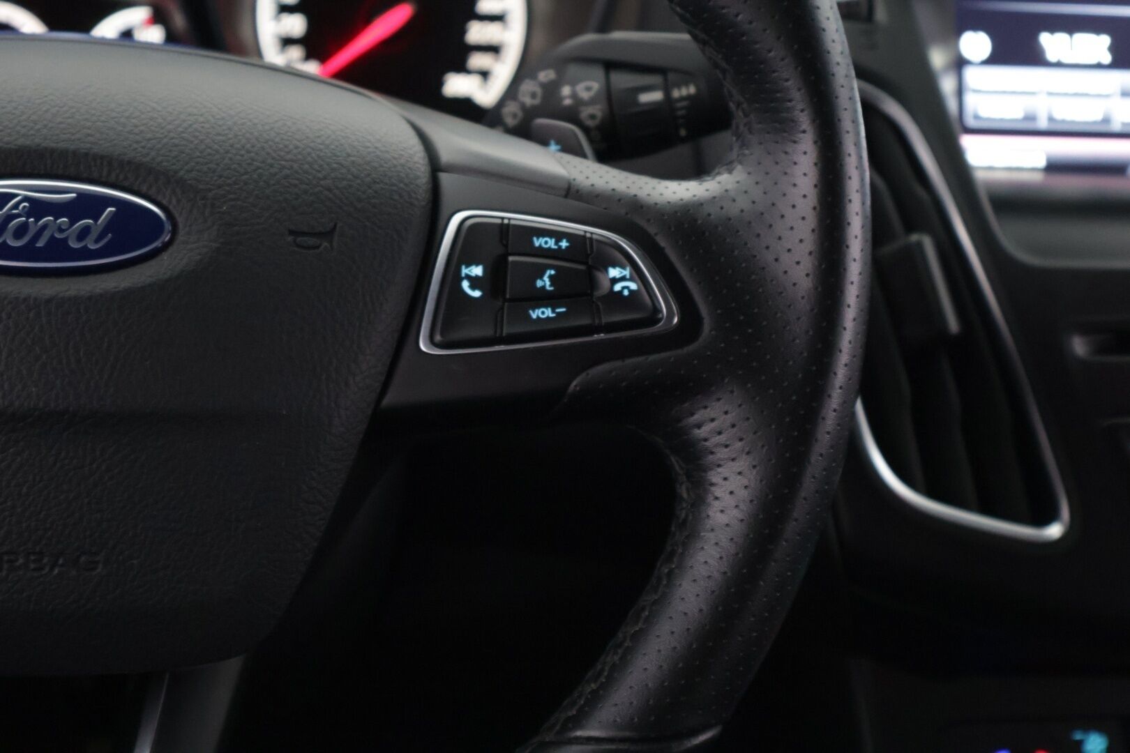 Ford Focus 2016 ST 2,0 TDCi 185 hv start/stop PowerShift A6 ST Wagon - | Recaro-penkit | Webasto | Lämm. tuulilasi | Avaimeton kulku ja -käynnistys | Tutkat | Navi |