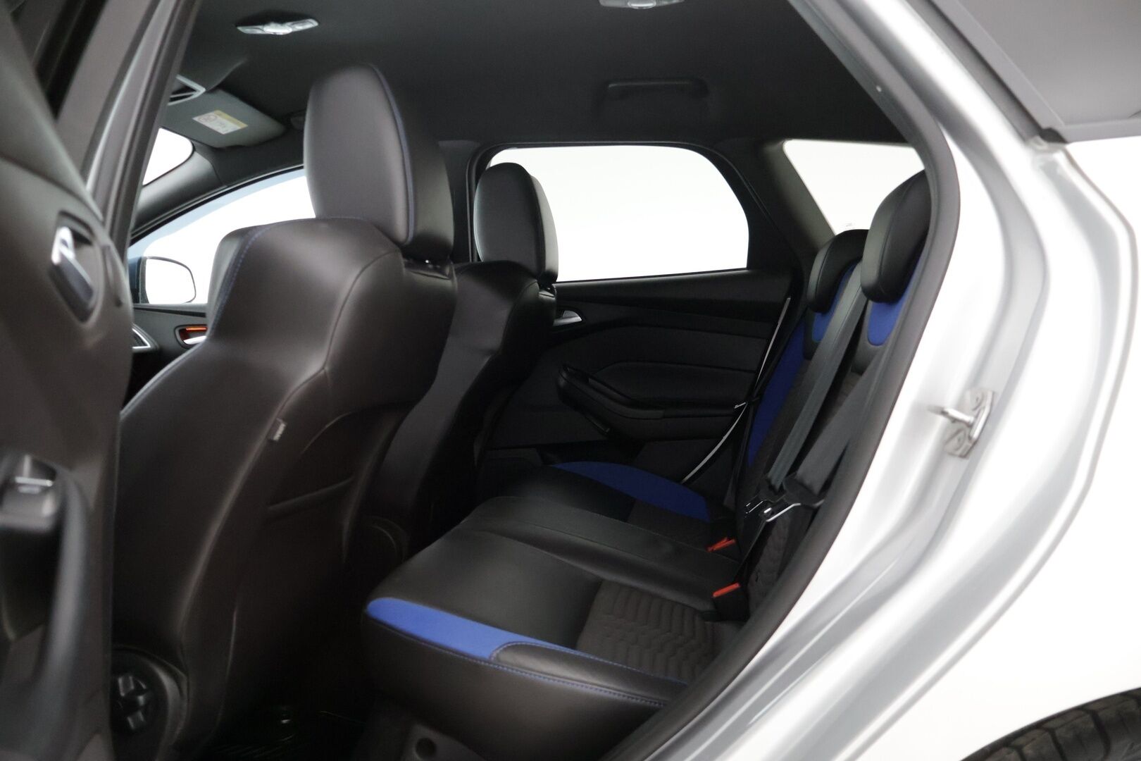 Ford Focus 2016 ST 2,0 TDCi 185 hv start/stop PowerShift A6 ST Wagon - | Recaro-penkit | Webasto | Lämm. tuulilasi | Avaimeton kulku ja -käynnistys | Tutkat | Navi |