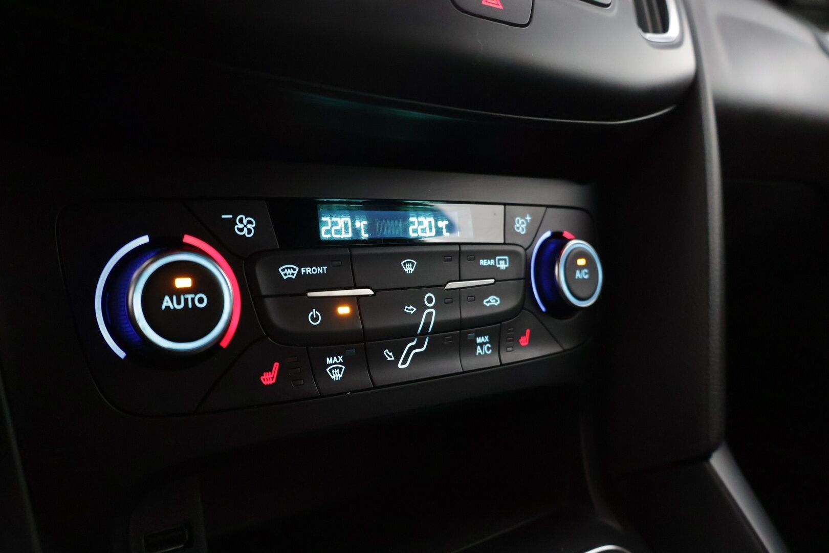 Ford Focus 2016 2,0 TDCi 185 hv start/stop PowerShift A6 ST Wagon * Recaro-penkit / Webasto / Lämm. tuulilasi / Lisävalot / Tutkat / Navi * - * Recaro-penkit / Webasto / Lämm. tuulilasi / Lisävalot / Tutkat / Navi *