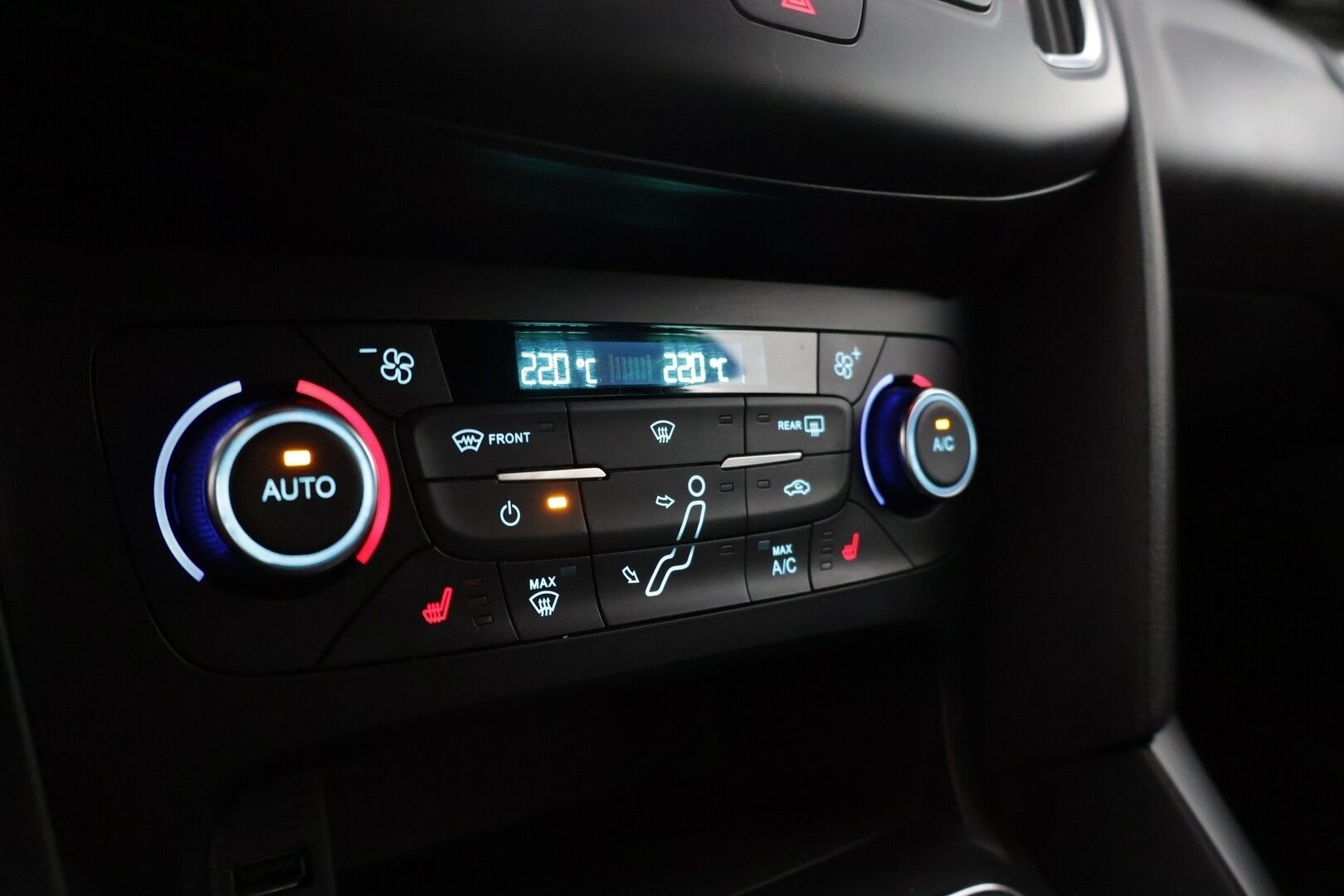 Ford Focus 2016 ST 2,0 TDCi 185 hv start/stop PowerShift A6 ST Wagon - | Recaro-penkit | Webasto | Lämm. tuulilasi | Avaimeton kulku ja -käynnistys | Tutkat | Navi |