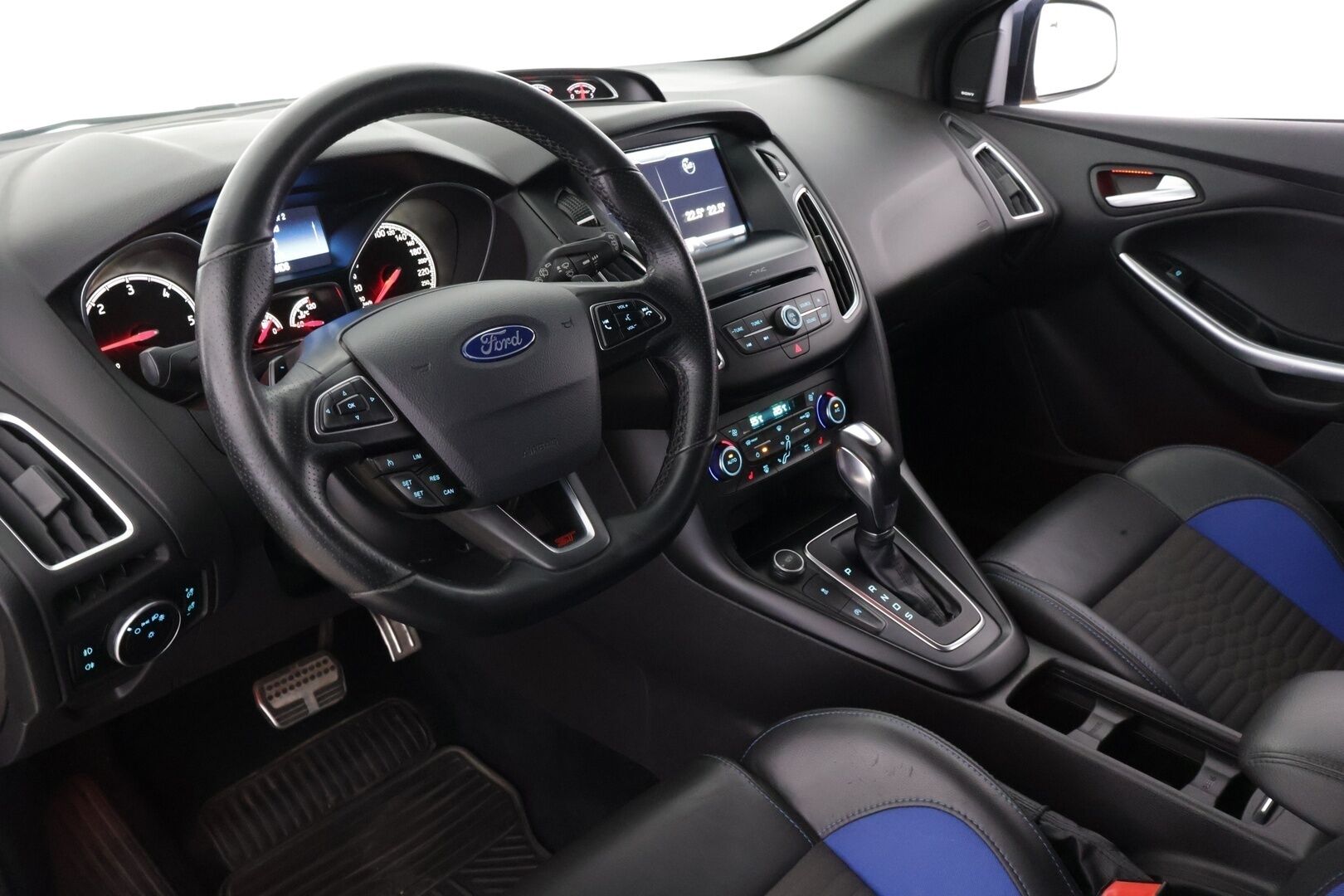 Ford Focus 2016 ST 2,0 TDCi 185 hv start/stop PowerShift A6 ST Wagon - | Recaro-penkit | Webasto | Lämm. tuulilasi | Avaimeton kulku ja -käynnistys | Tutkat | Navi |