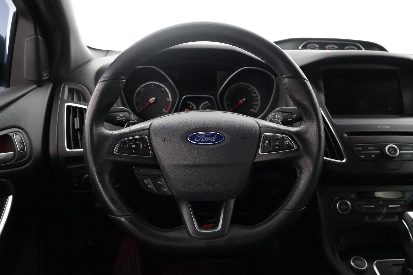 Ford Focus 2016 ST 2,0 TDCi 185 hv start/stop PowerShift A6 ST Wagon - | Recaro-penkit | Webasto | Lämm. tuulilasi | Avaimeton kulku ja -käynnistys | Tutkat | Navi |