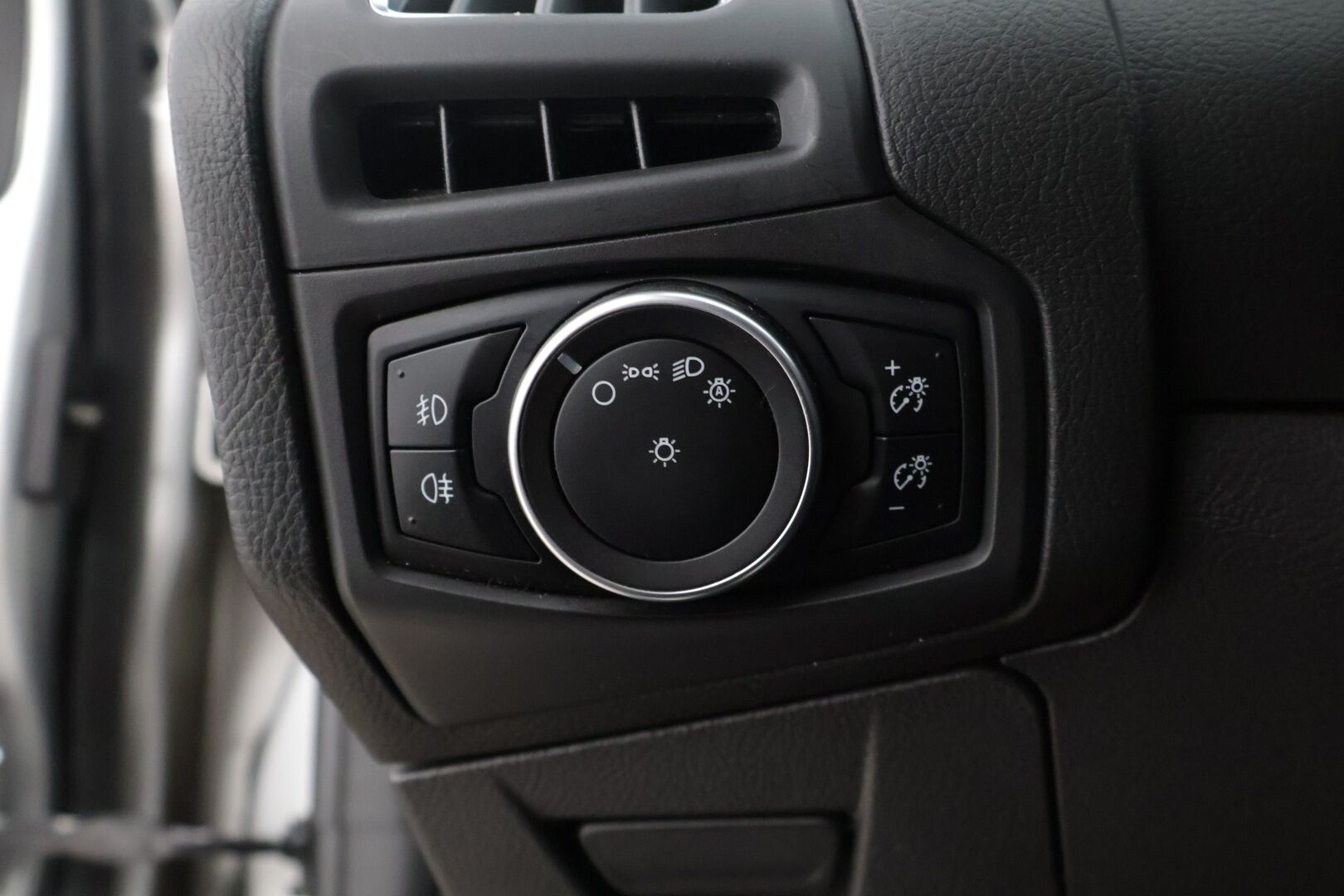 Ford Focus 2016 ST 2,0 TDCi 185 hv start/stop PowerShift A6 ST Wagon - | Recaro-penkit | Webasto | Lämm. tuulilasi | Avaimeton kulku ja -käynnistys | Tutkat | Navi |