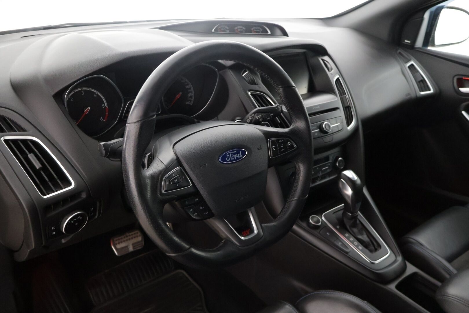 Ford Focus 2016 ST 2,0 TDCi 185 hv start/stop PowerShift A6 ST Wagon - | Recaro-penkit | Webasto | Lämm. tuulilasi | Avaimeton kulku ja -käynnistys | Tutkat | Navi |