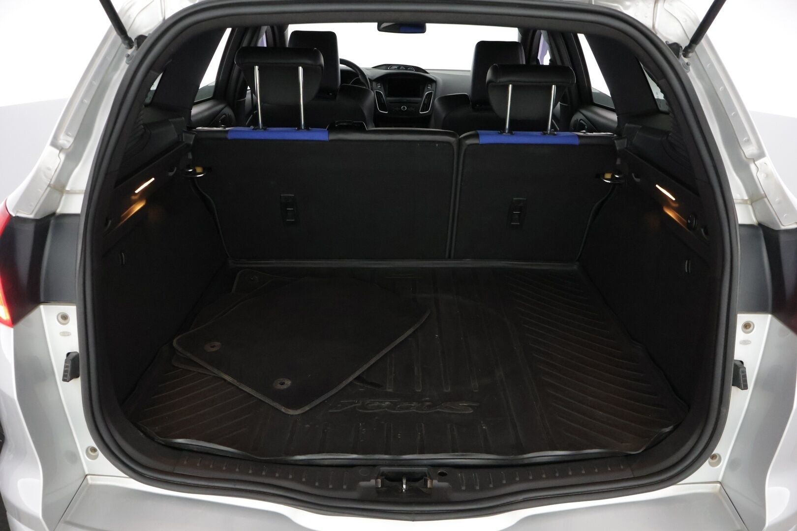 Ford Focus 2016 ST 2,0 TDCi 185 hv start/stop PowerShift A6 ST Wagon - | Recaro-penkit | Webasto | Lämm. tuulilasi | Avaimeton kulku ja -käynnistys | Tutkat | Navi |