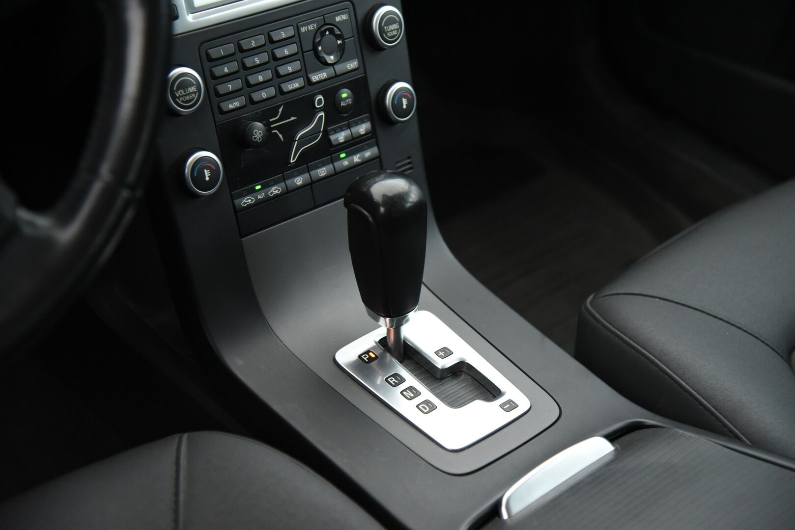 Volvo V70 2009 2,4D Kinetic aut / Vakkari / Huoltokirja / 2x renkaat **YritysOutlet - Myydään vain yrityksille** - *YritysOutlet - Myydään vain yrityksille*