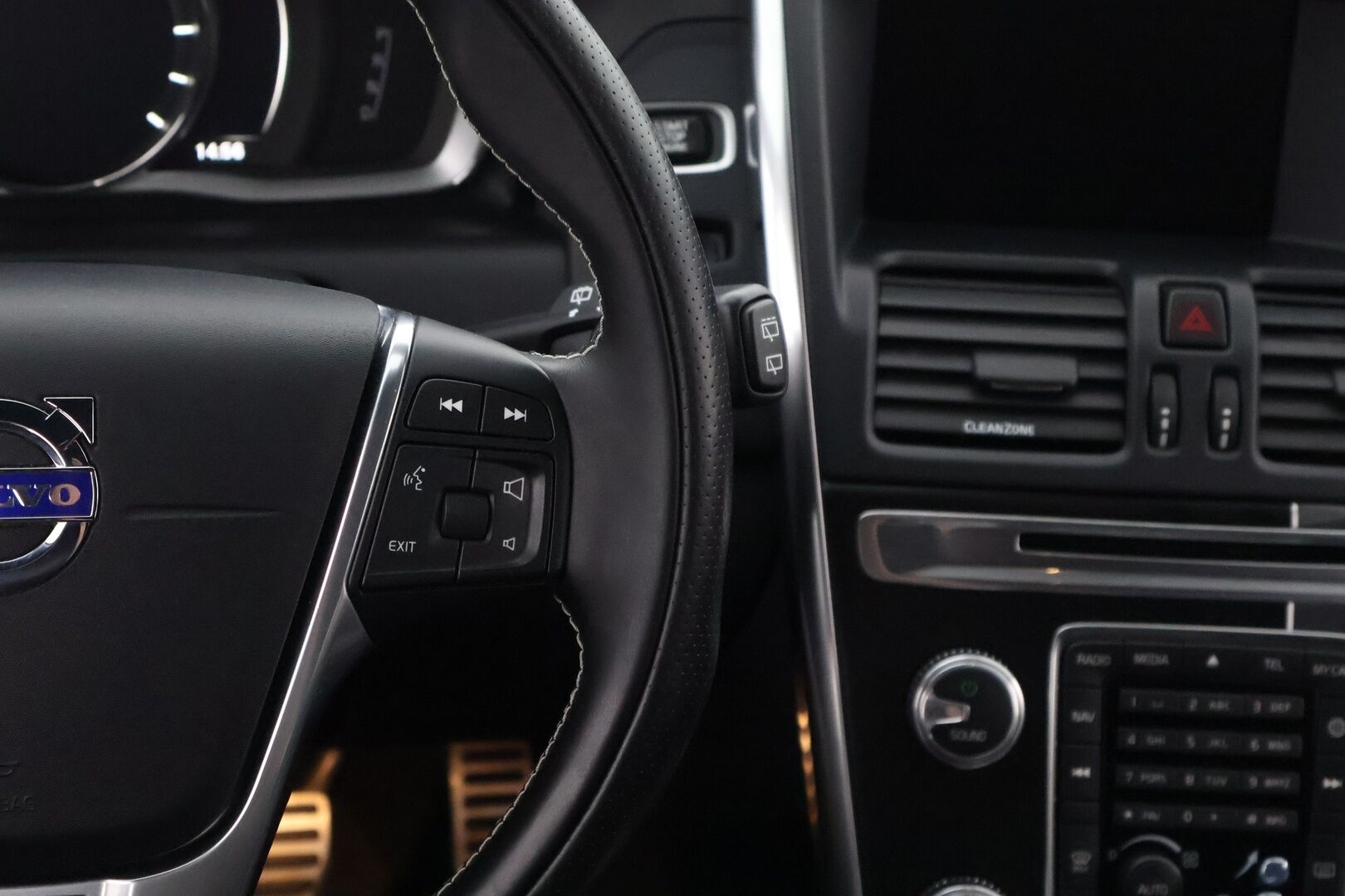 Volvo XC60 2017 D4 R-Design Edition aut - Suomiauto / Webasto / Digimittari / VOC / Nahka-Alcantara / High Performance Audio / KeylessGo / Siisti yksilö!