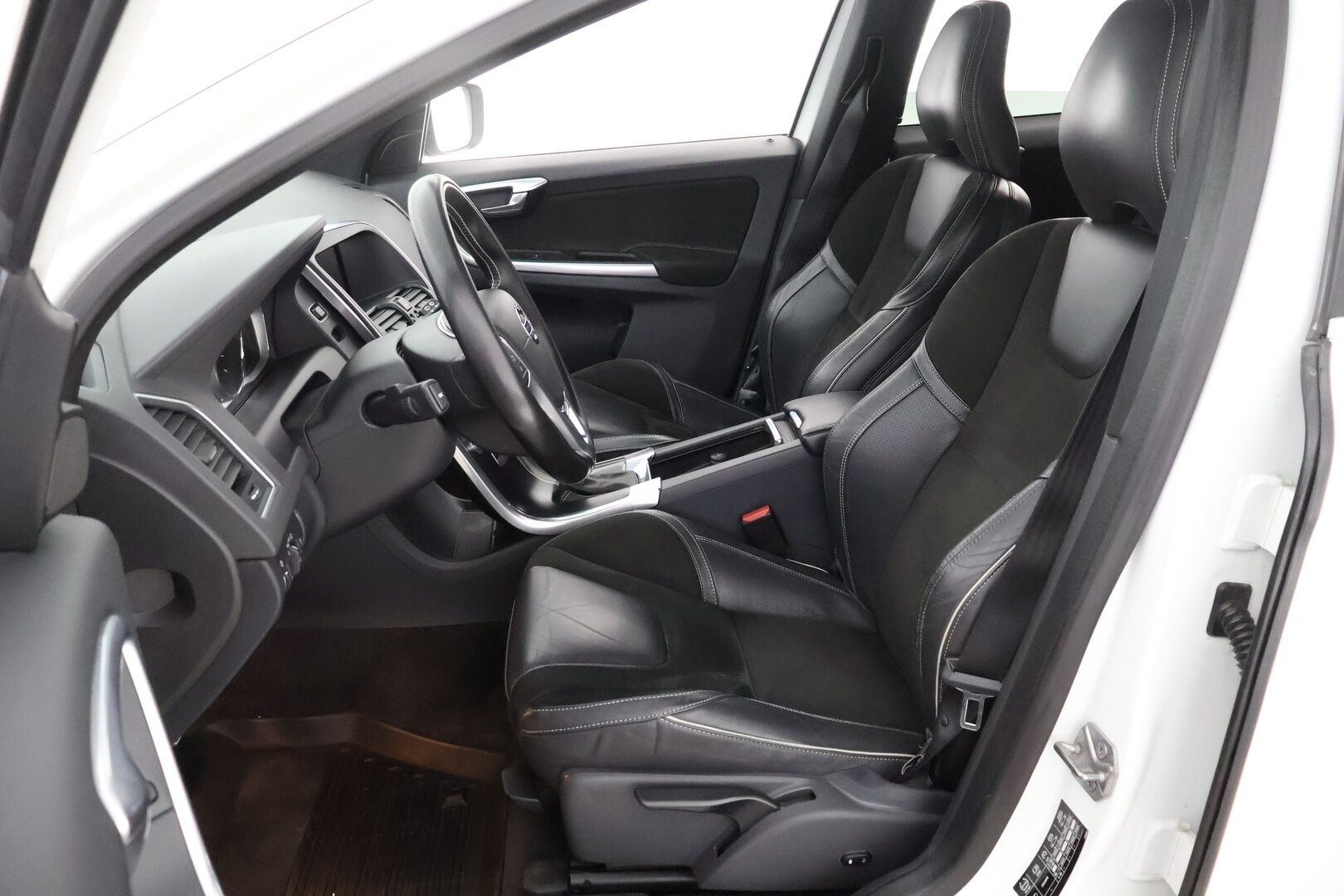 Volvo XC60 2017 D4 R-Design Edition aut - Suomiauto / Webasto / Digimittari / VOC / Nahka-Alcantara / High Performance Audio / KeylessGo / Siisti yksilö!