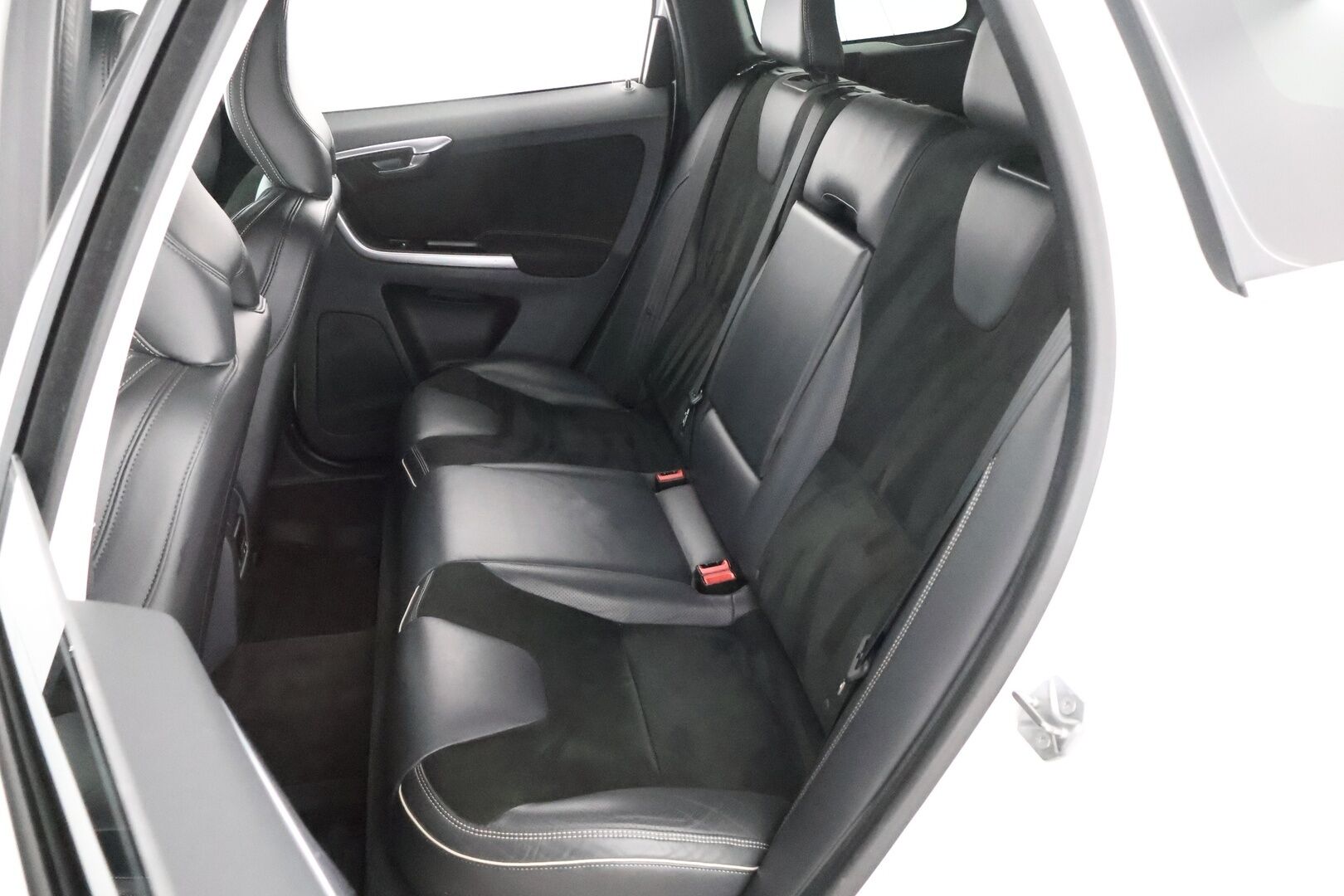 Volvo XC60 2017 D4 R-Design Edition aut - Suomiauto / Webasto / Digimittari / VOC / Nahka-Alcantara / High Performance Audio / KeylessGo / Siisti yksilö!