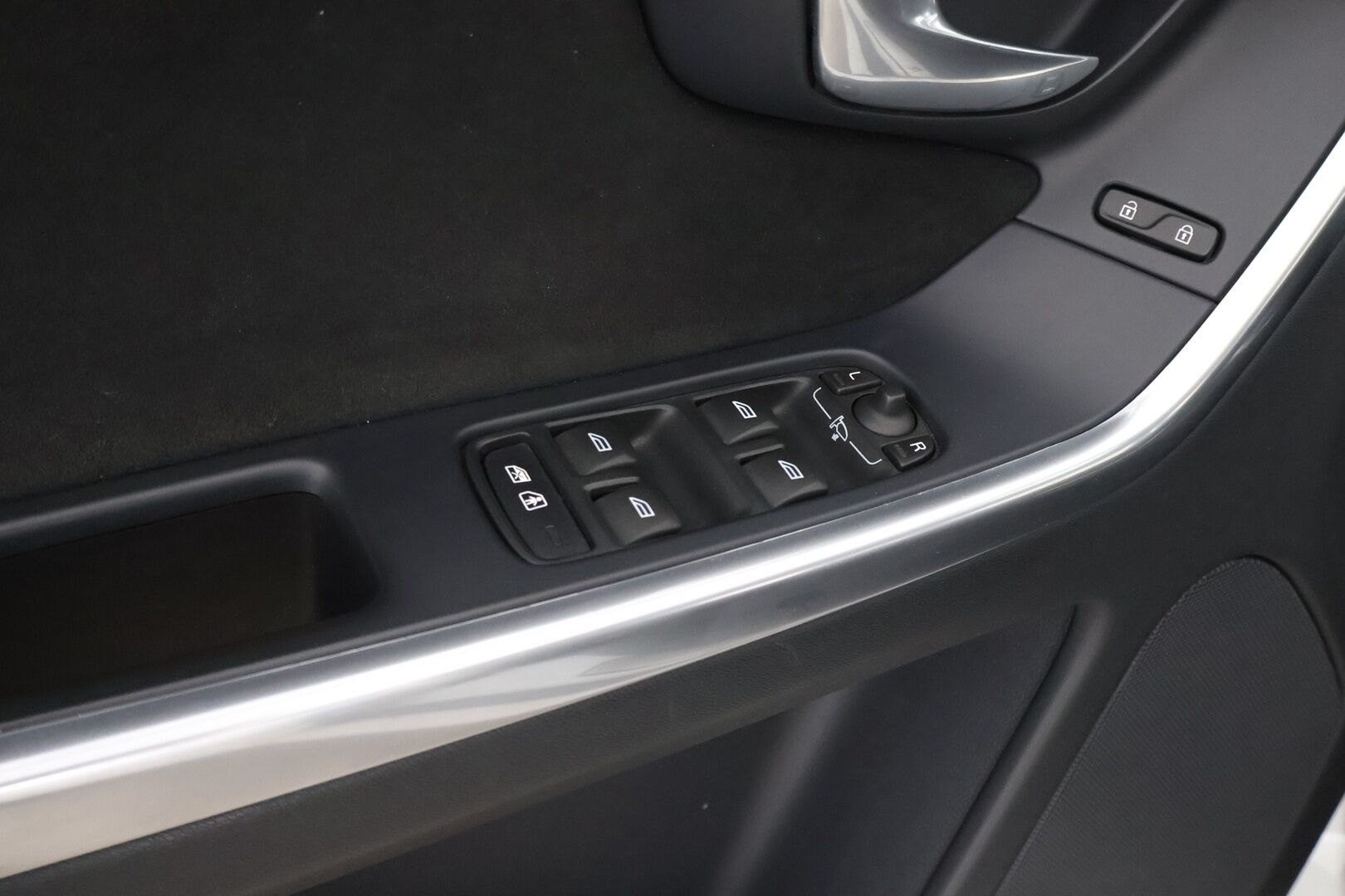Volvo XC60 2017 D4 R-Design Edition aut - Suomiauto / Webasto / Digimittari / VOC / Nahka-Alcantara / High Performance Audio / KeylessGo / Siisti yksilö!