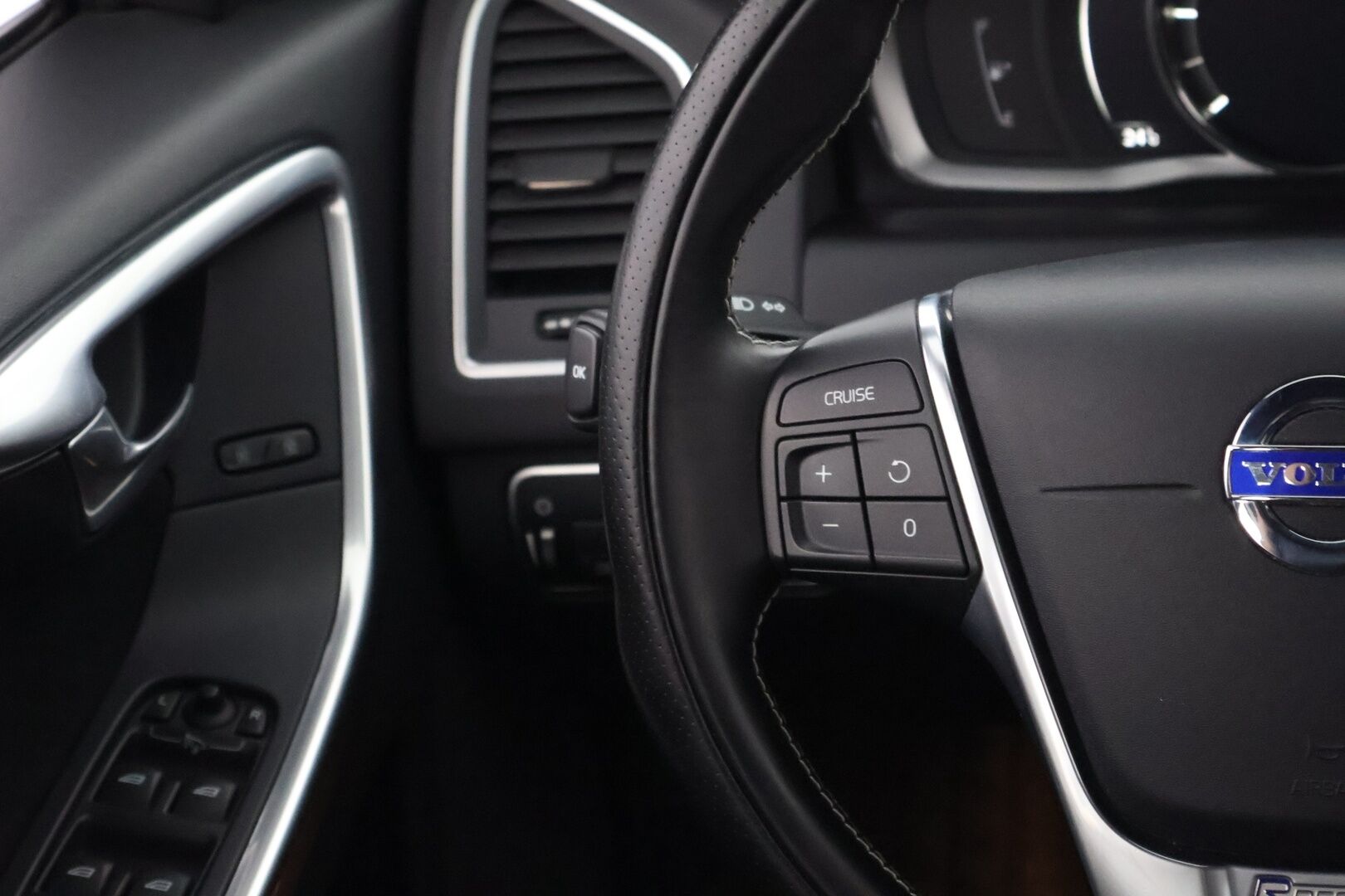 Volvo XC60 2017 D4 R-Design Edition aut - Suomiauto / Webasto / Digimittari / VOC / Nahka-Alcantara / High Performance Audio / KeylessGo / Siisti yksilö!