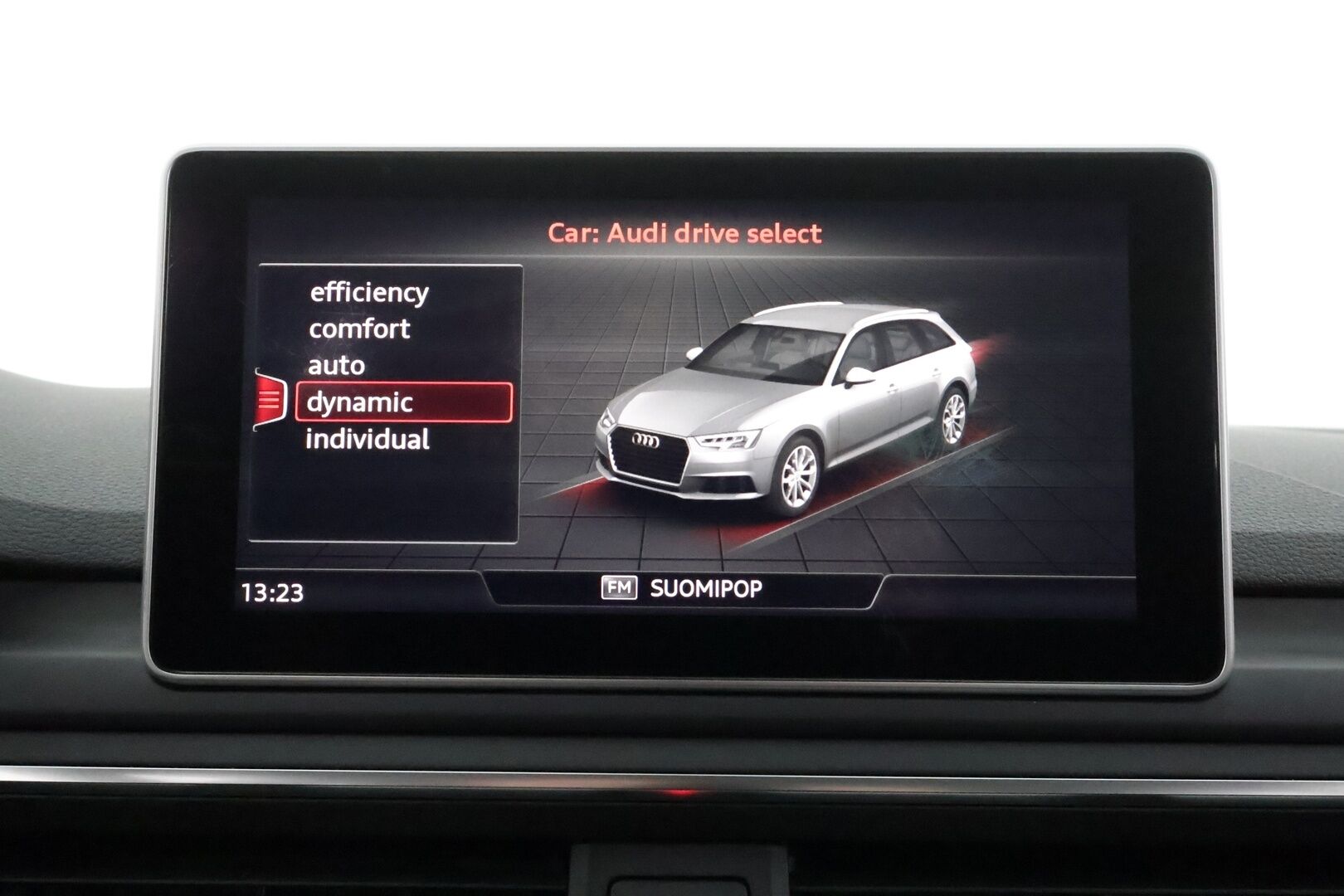 Audi A4 2017 Avant Land of quattro 2,0TDI 140 kW quattro S tronic **Webasto / Koukku / Matrix-LED / Sporttipenkit / P.Tutkat / Navi** - Suomi-auto / Kahdet Renkaat