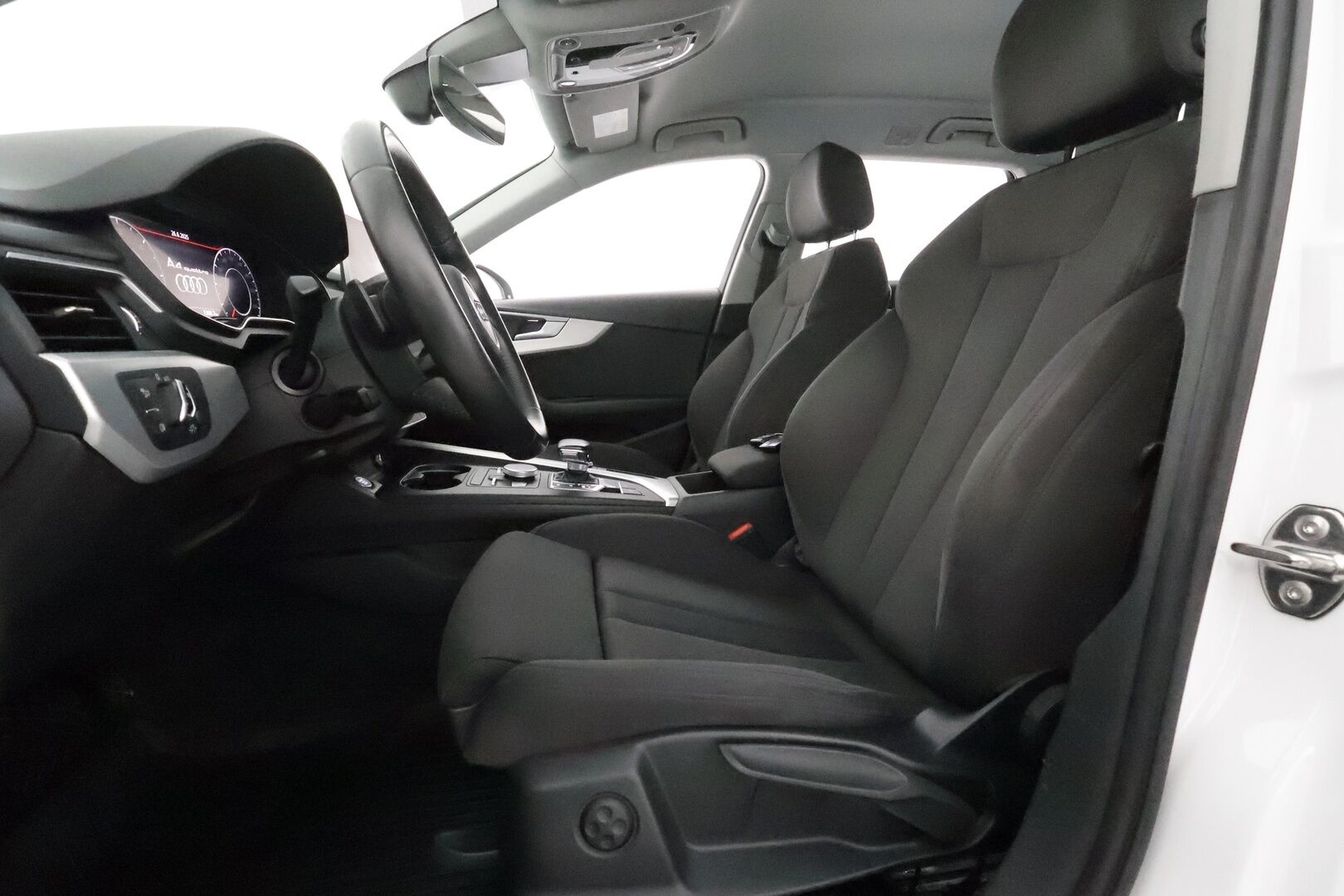 Audi A4 2017 Avant Land of quattro 2,0TDI 140 kW quattro S tronic **Webasto / Koukku / Matrix-LED / Sporttipenkit / P.Tutkat / Navi** - Suomi-auto / Kahdet Renkaat