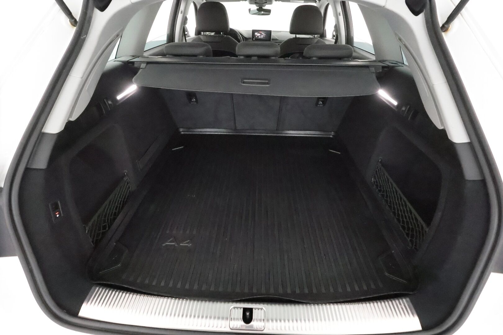 Audi A4 2017 Avant Land of quattro 2,0TDI 140 kW quattro S tronic **Webasto / Koukku / Matrix-LED / Sporttipenkit / P.Tutkat / Navi** - Suomi-auto / Kahdet Renkaat