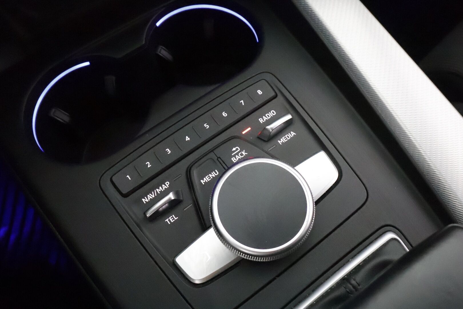 Audi A4 2017 Avant Land of quattro 2,0TDI 140 kW quattro S tronic **Webasto / Koukku / Matrix-LED / Sporttipenkit / P.Tutkat / Navi** - Suomi-auto / Kahdet Renkaat