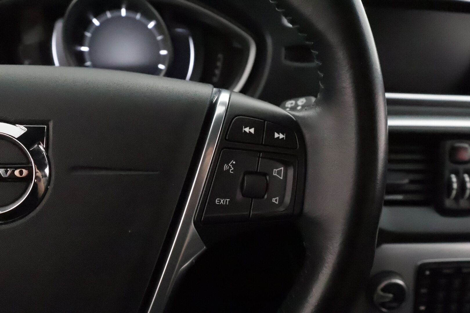 Volvo V40 2017 D2 Inscription aut **Webasto / Full-LED / P.Tutkat / Navi / Nahkaverhoilu** - Suomi-auto / Kahdet Renkaat