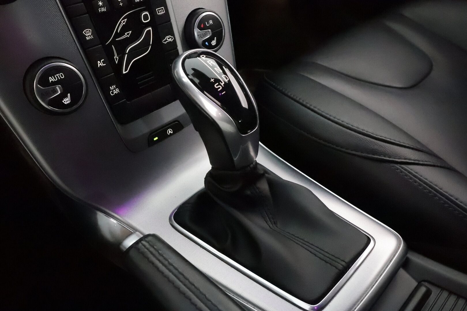 Volvo V40 2017 D2 Inscription aut **Webasto / Full-LED / P.Tutkat / Navi / Nahkaverhoilu** - Suomi-auto / Kahdet Renkaat