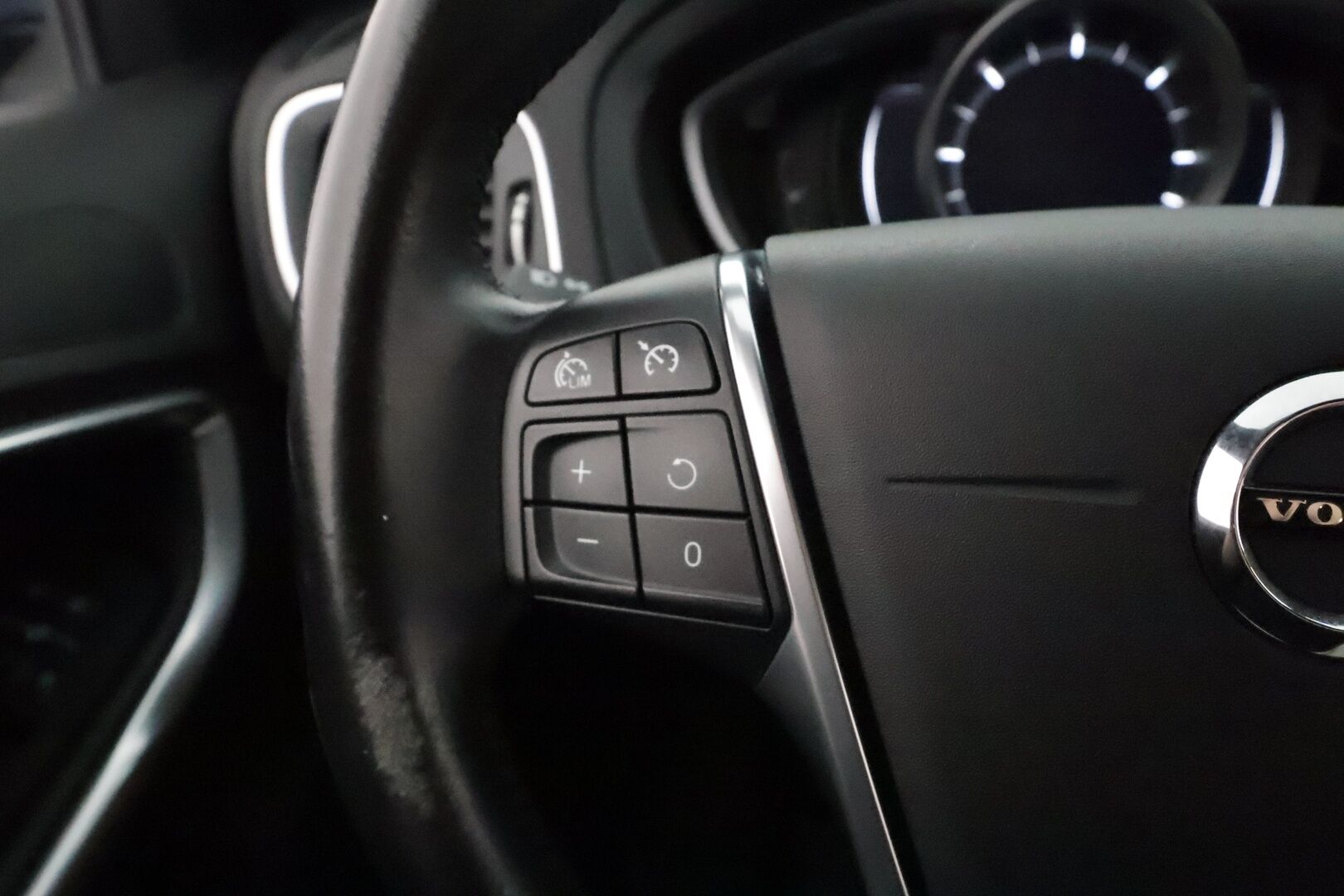 Volvo V40 2017 D2 Inscription aut **Webasto / Full-LED / P.Tutkat / Navi / Nahkaverhoilu** - Suomi-auto / Kahdet Renkaat