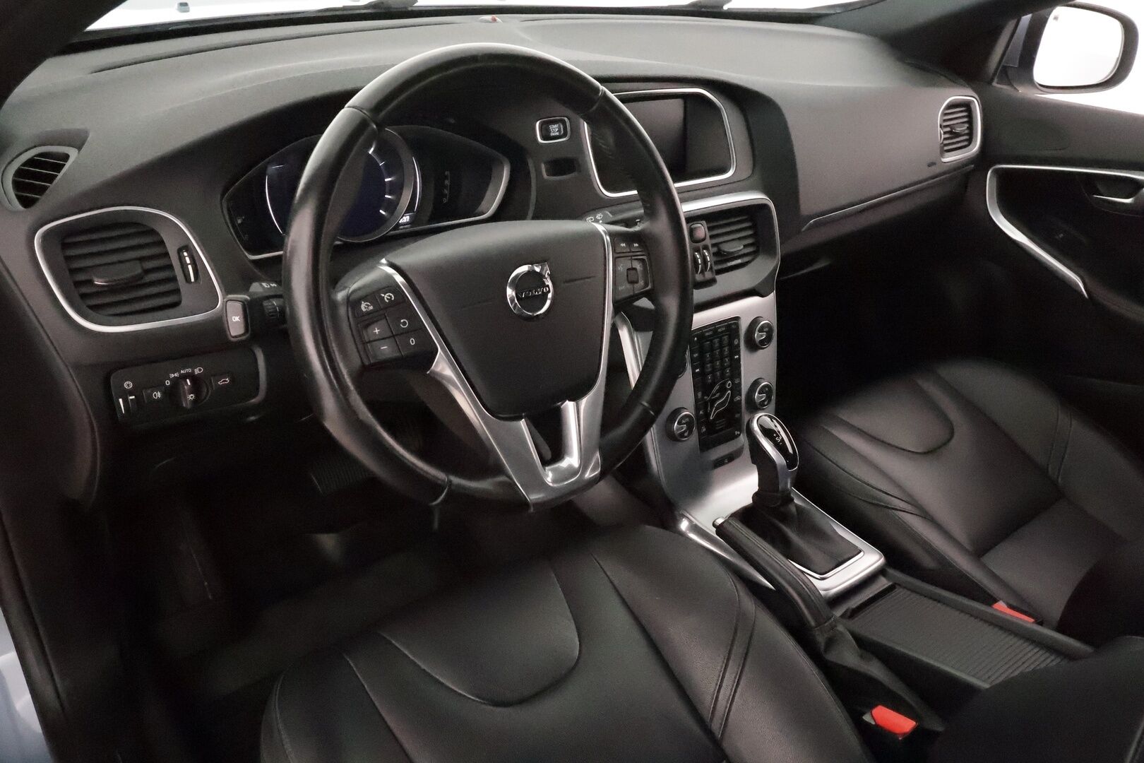 Volvo V40 2017 D2 Inscription aut **Webasto / Full-LED / P.Tutkat / Navi / Nahkaverhoilu** - Suomi-auto / Kahdet Renkaat