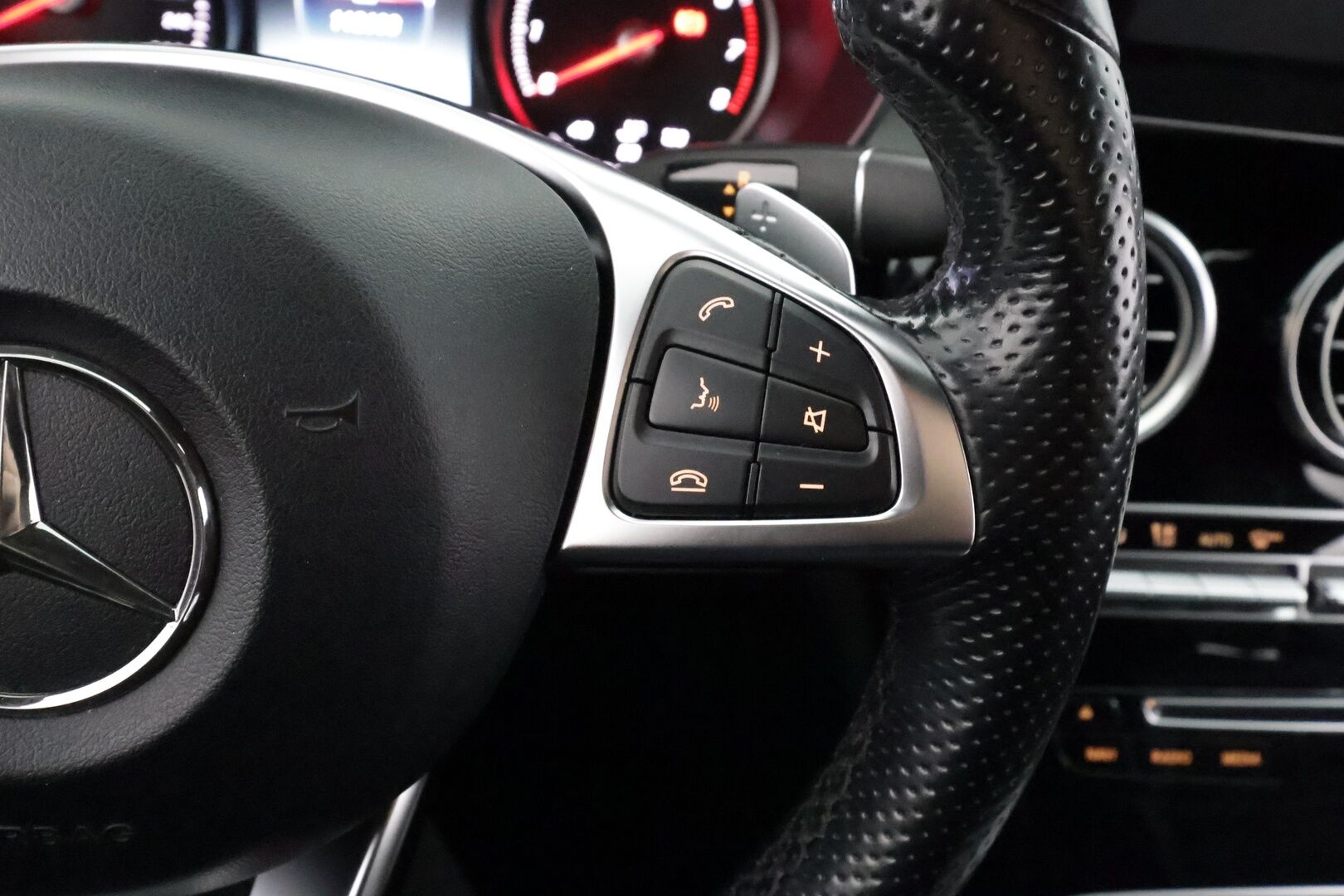 Mercedes-Benz C 2016 200 T A Business AMG - | Nahkaverhoilu | ILS-LED | Sporttipenkit | P.tutkat | Apple & Android | Dynamic Select | Bluetooth | 2x renkaat aluin | Hyvä huoltohistoria | 