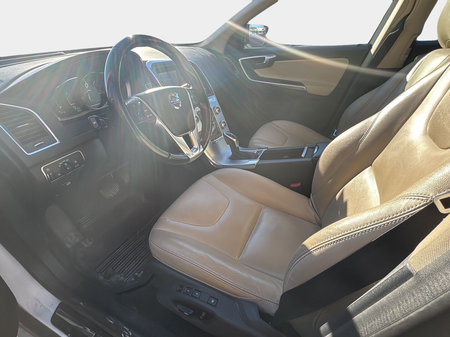 Volvo XC60 2017 D5 AWD Business Summum Edition aut *Webasto / BLIS / ACC / KeyLessGo / P. Kamera / Muistipenkki / Ratinlämmitin / Koukku - Suomi-auto tehokkaimmalla Volvon Moottorilla 220hv / Kattava huoltohistoria / 2x Uudehkot renkaat