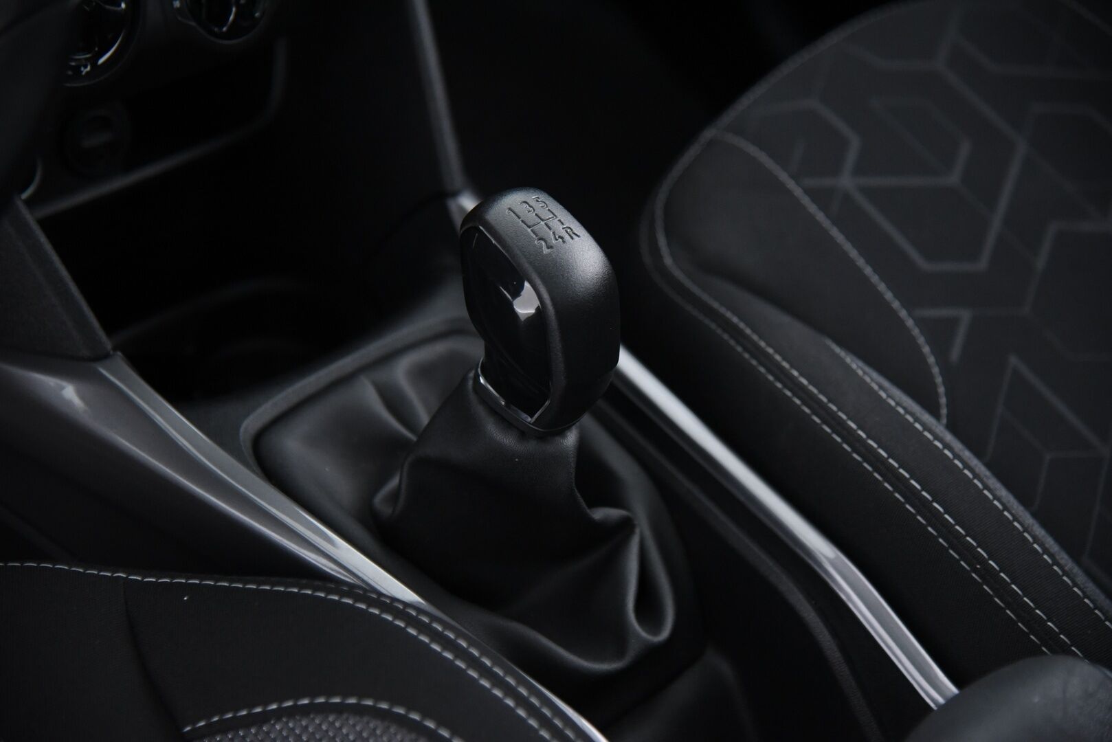 Peugeot 2008 2017 Active VTi 82 / Suomi-Auto / P.tutka / Lasikatto / Vakkari - 2x Aluvanteet 