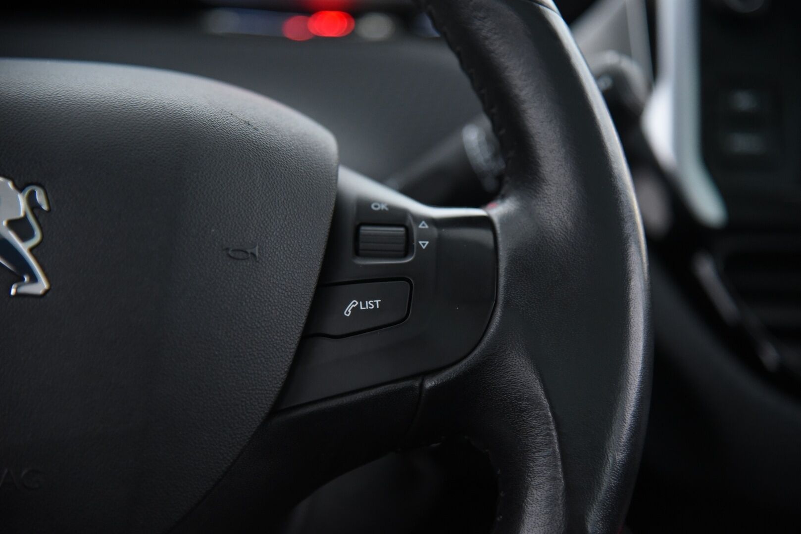 Peugeot 2008 2017 Active VTi 82 / Suomi-Auto / P.tutka / Lasikatto / Vakkari - 2x Aluvanteet 