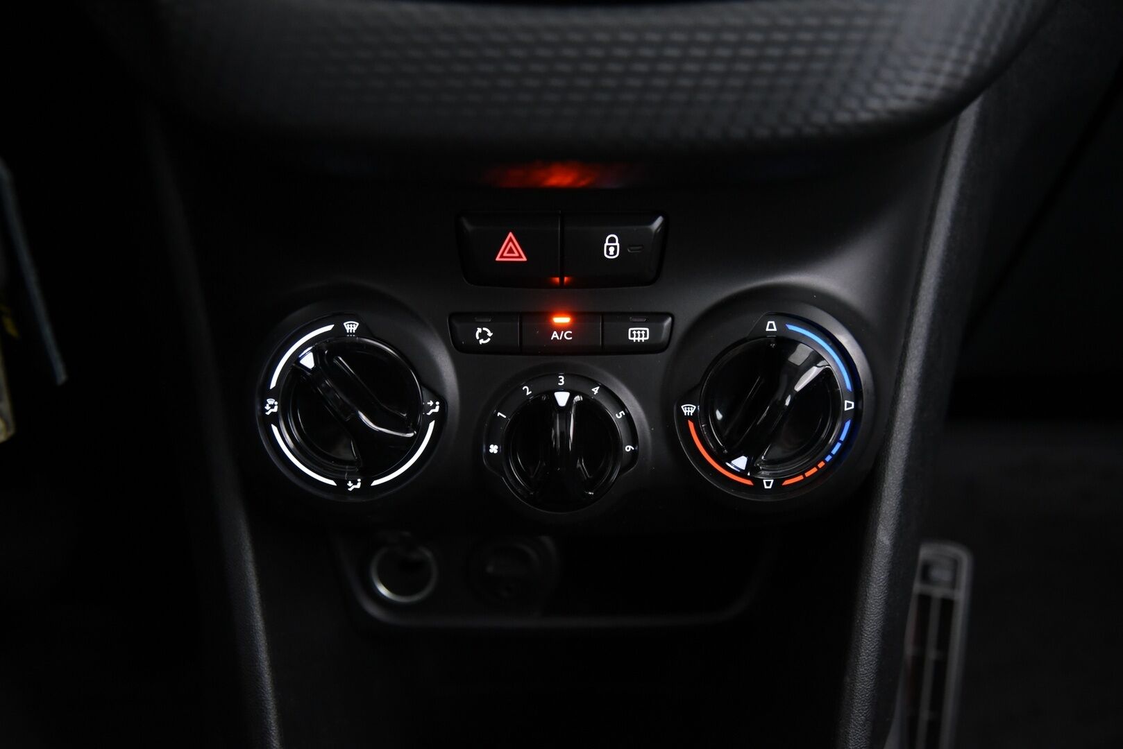 Peugeot 2008 2017 Active VTi 82 / Suomi-Auto / P.tutka / Lasikatto / Vakkari - 2x Aluvanteet 