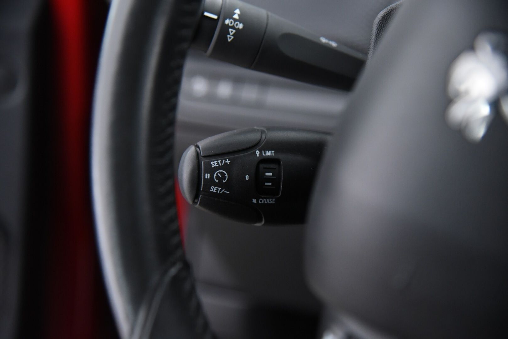 Peugeot 2008 2017 Active VTi 82 / Suomi-Auto / P.tutka / Lasikatto / Vakkari - 2x Aluvanteet 