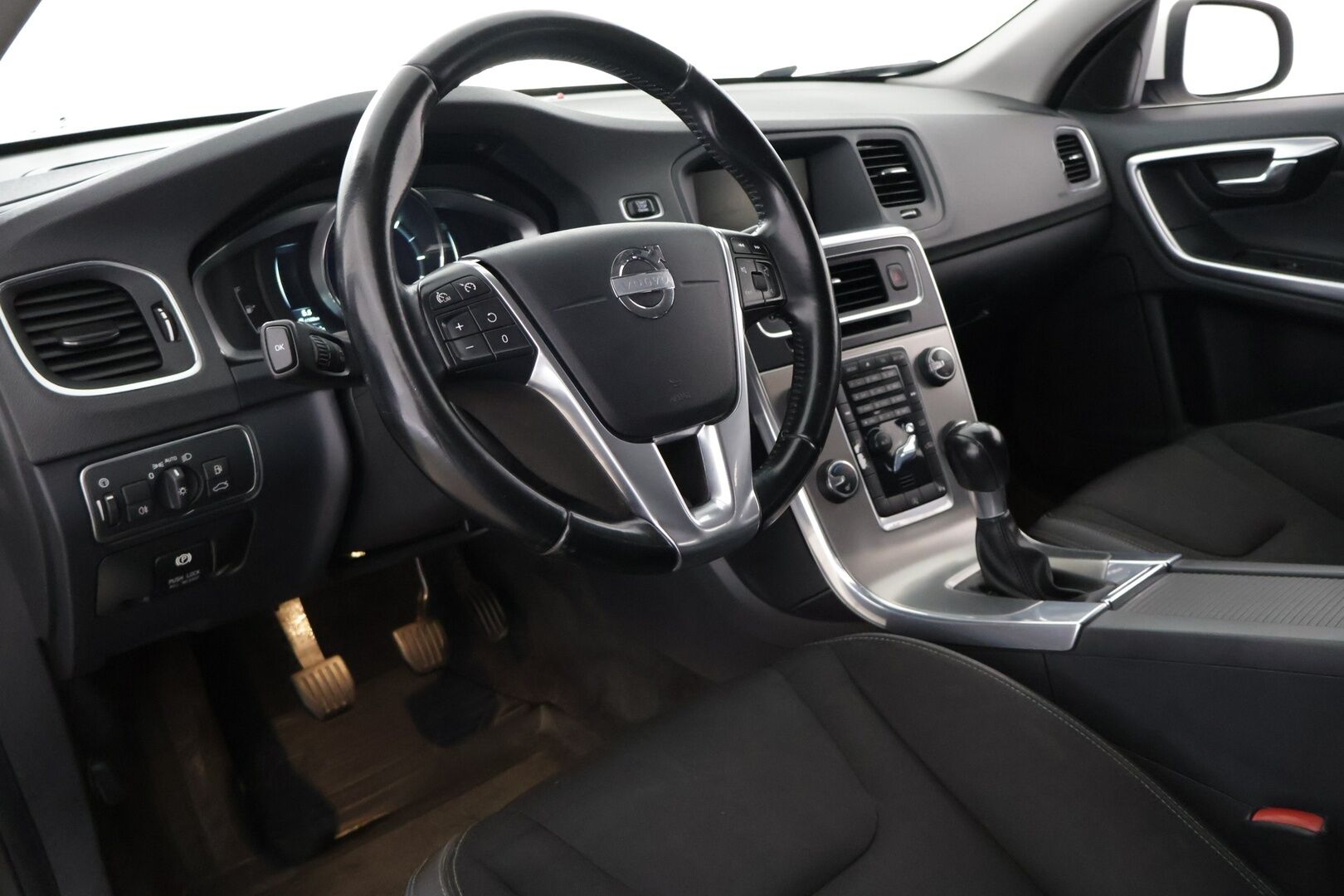 Volvo V60 2014 D4 Momentum - Juuri katsastettu | Vakkari | Webasto | Tutka | Läm. istuimet | Koukku | 2x renkaat