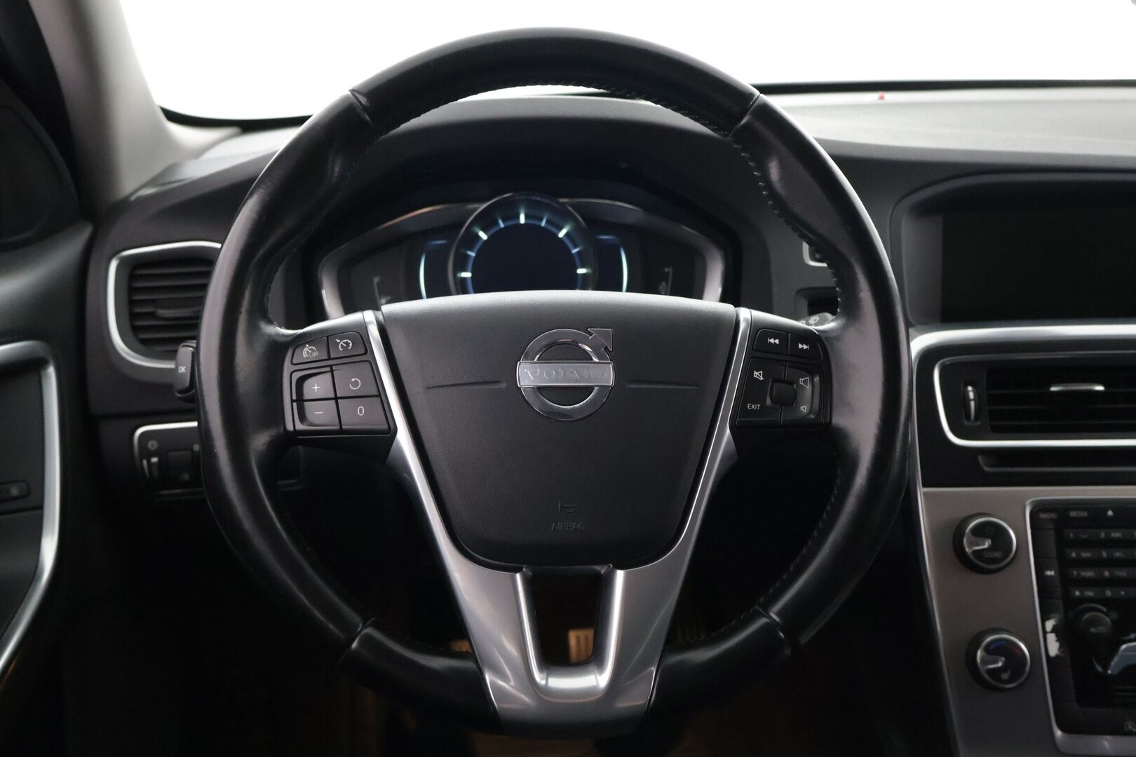 Volvo V60 2014 D4 Momentum - Juuri katsastettu | Vakkari | Webasto | Tutka | Läm. istuimet | Koukku | 2x renkaat