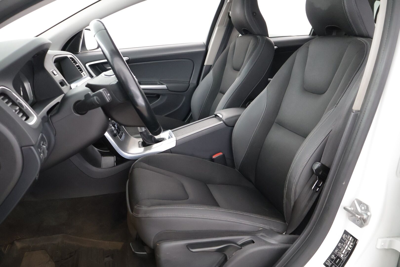 Volvo V60 2014 D4 Momentum - Juuri katsastettu | Vakkari | Webasto | Tutka | Läm. istuimet | Koukku | 2x renkaat