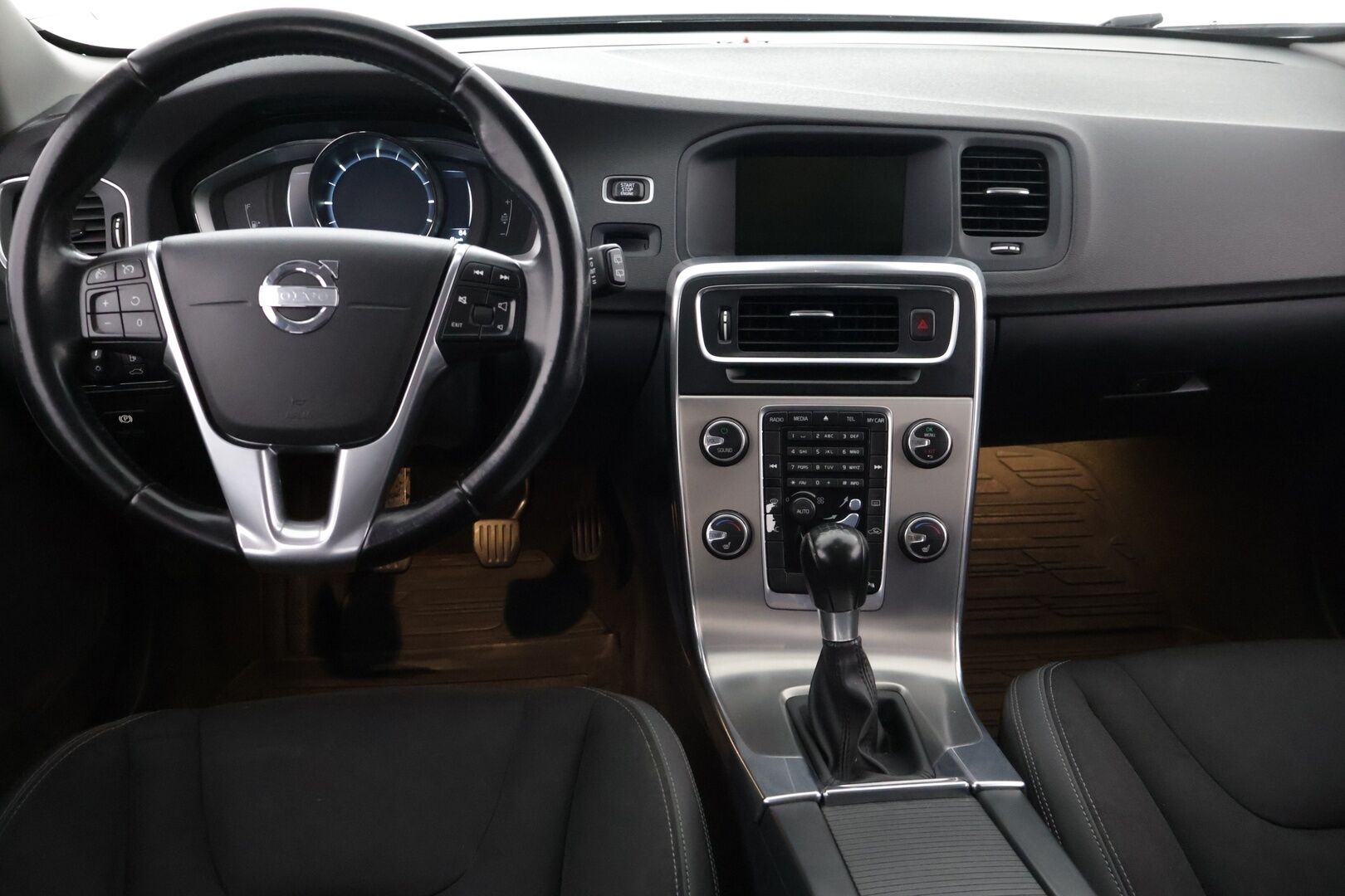 Volvo V60 2014 D4 Momentum - Juuri katsastettu | Vakkari | Webasto | Tutka | Läm. istuimet | Koukku | 2x renkaat