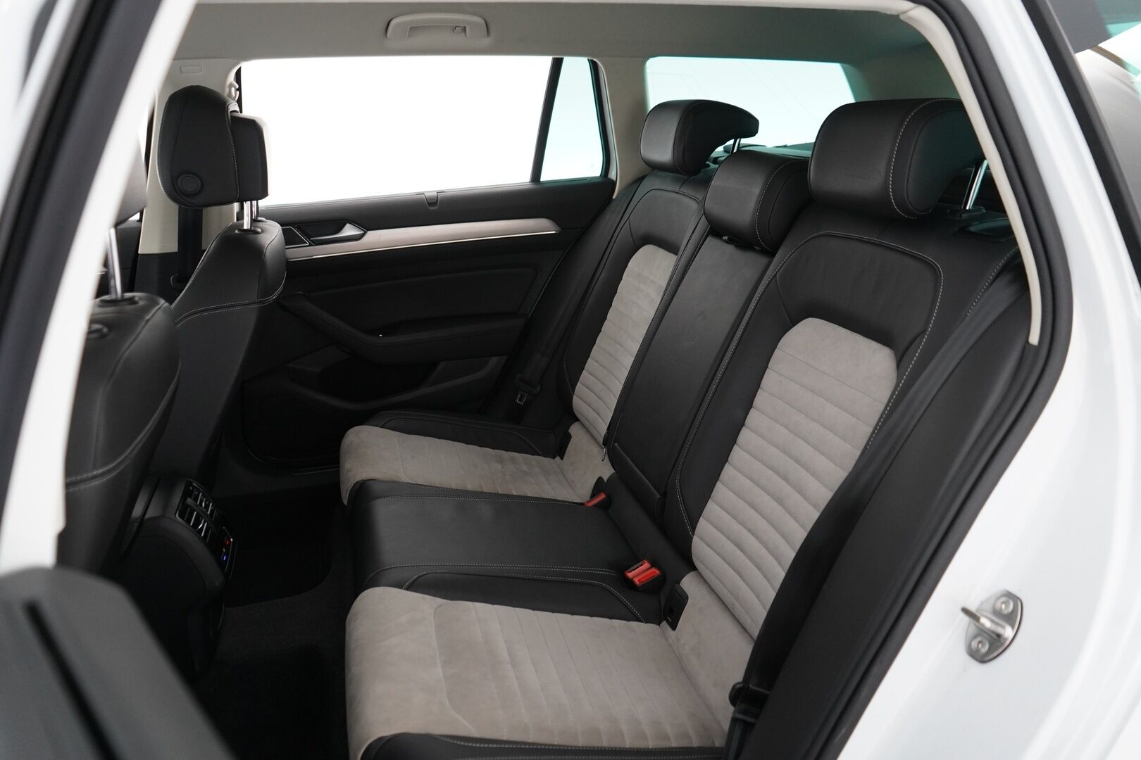Volkswagen Passat 2017 Variant Highline 1,6 TDI 88 kW (120 hv) DSG-automaatti - ACC | Digimittaristo | Webasto | Apple Carplay | Sähkökontti | Suomi-auto | Jakopää tehty | Kahdet vanteet