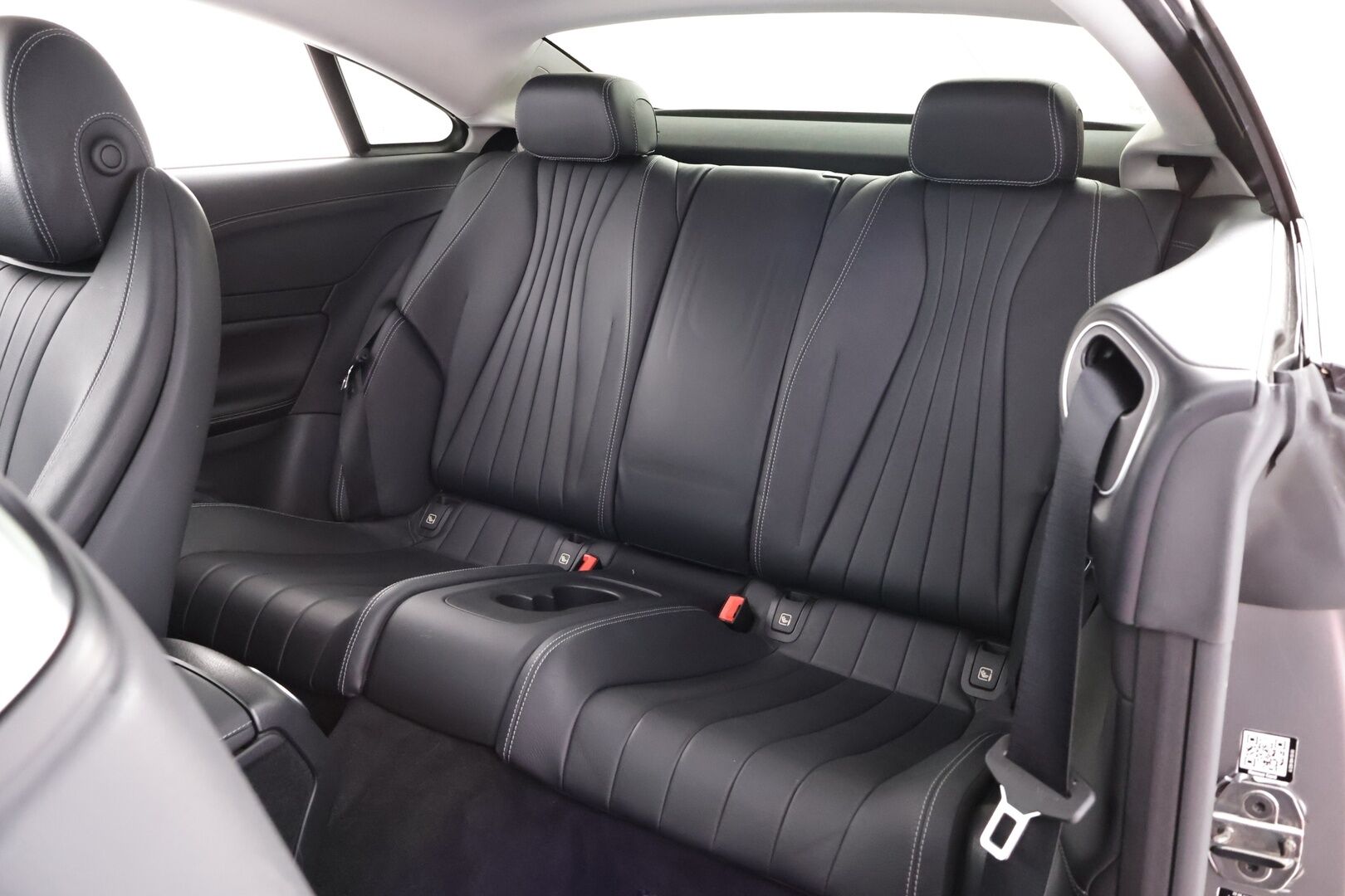 Mercedes-Benz E 2017 220 d A Coupé - Nahkasisusta / Multibeam-LED / 360-Kamera / Navi / Lohko & Sisäpistoke / Vakkari / Kahdet renkaat aluvantein | Upea Mattaväri!