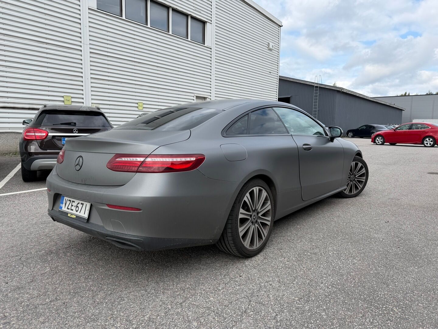 Mercedes-Benz E 2017 220 d A Coupé - Nahkasisusta / Multibeam-LED / 360-Kamera / Navi / Lohko & Sisäpistoke / Vakkari / Kahdet renkaat aluvantein | Upea Mattaväri!